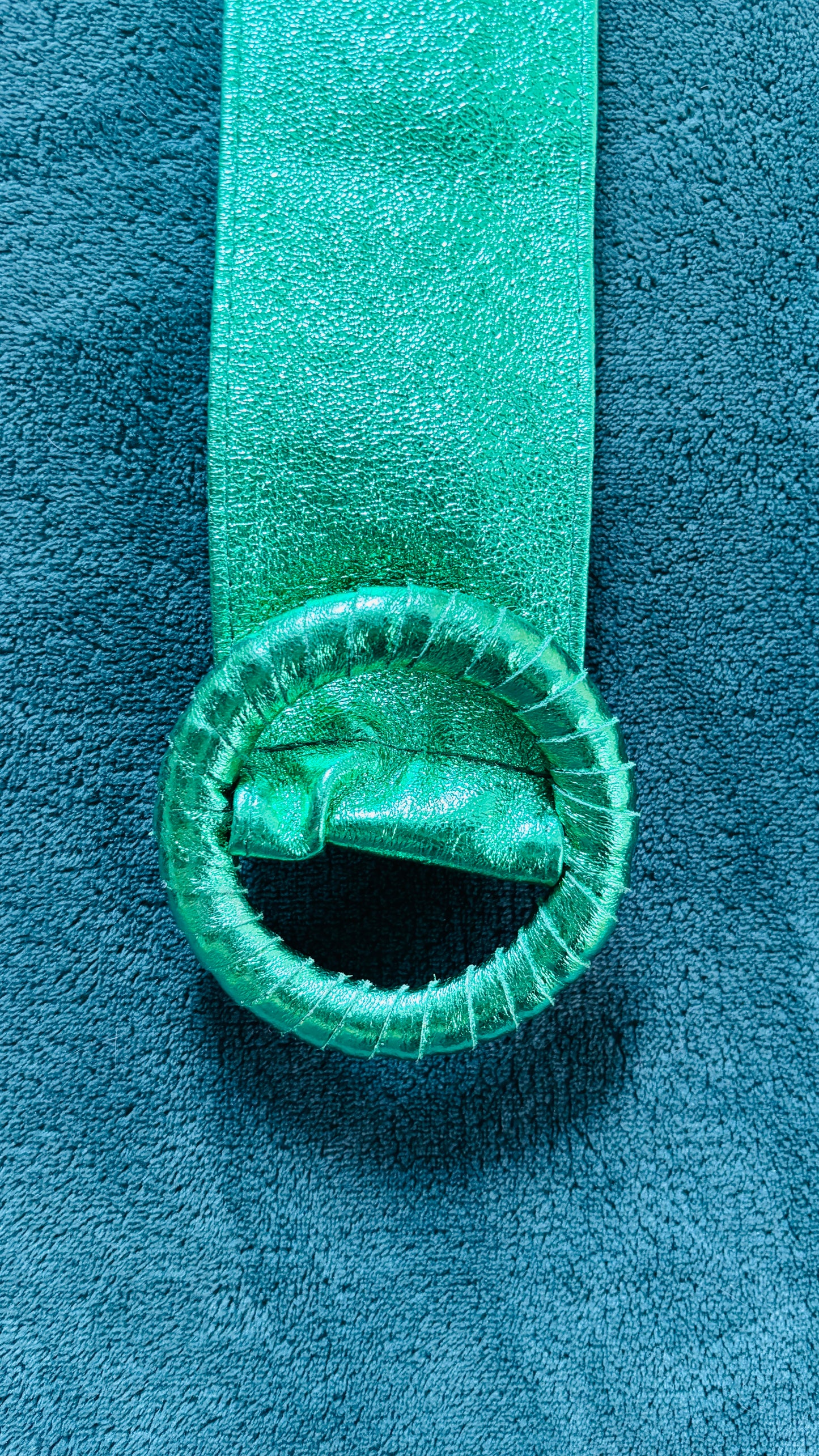 Avec cette ceinture grande taille en cuir vert et pailletée, donnez du peps à votre garde-robe et transformez chaque tenue en une véritable œuvre d'art. Que ce soit pour une sortie décontractée ou une occasion particulière, cette ceinture est l'accessoire parfait pour ajouter une touche de sophistication et de luminosité à votre look.