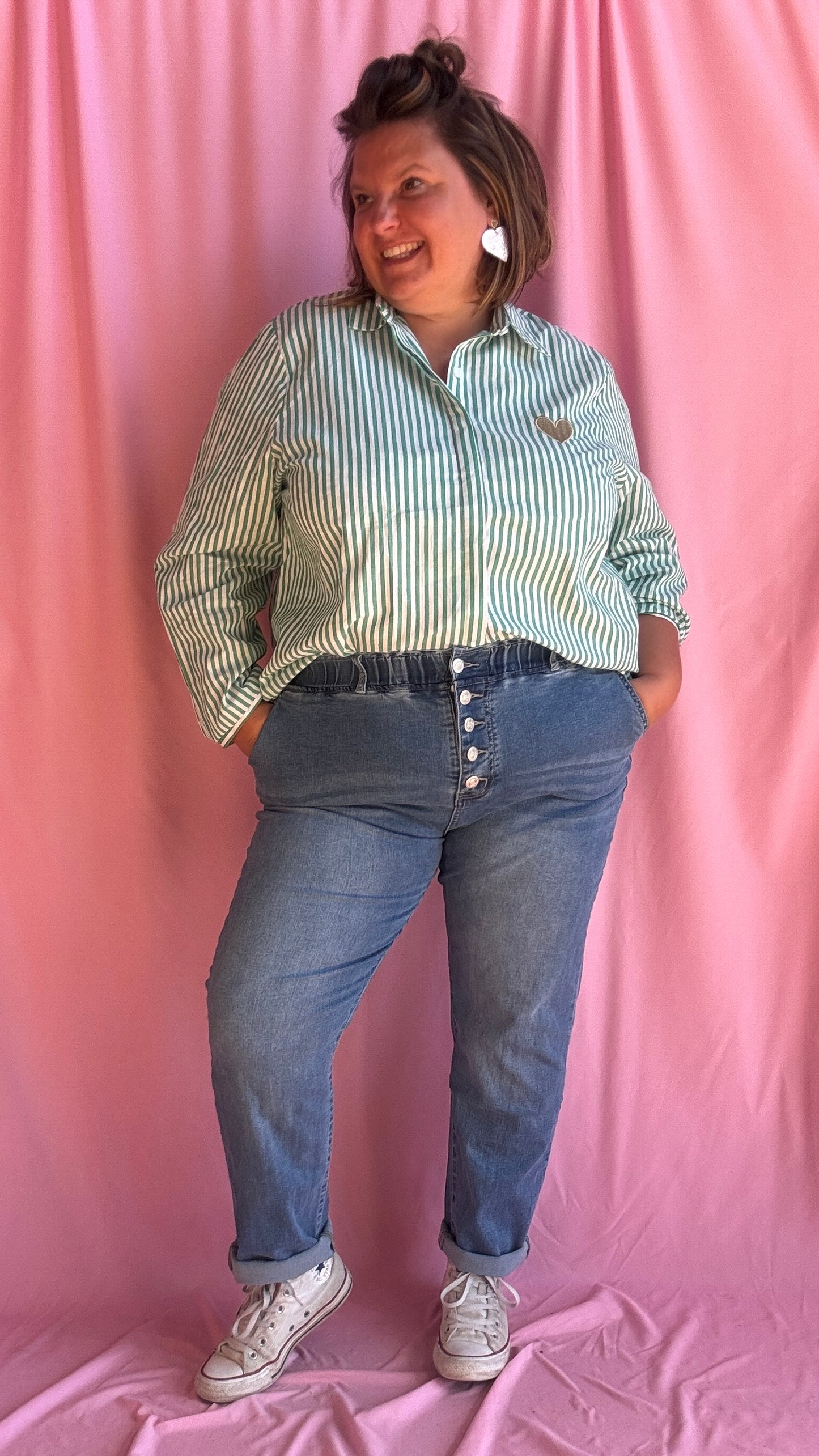 Craquez pour cette chemise rayée grande taille verte et blanc au détail cœur doré et adoptez une allure chic et tendance au quotidien !