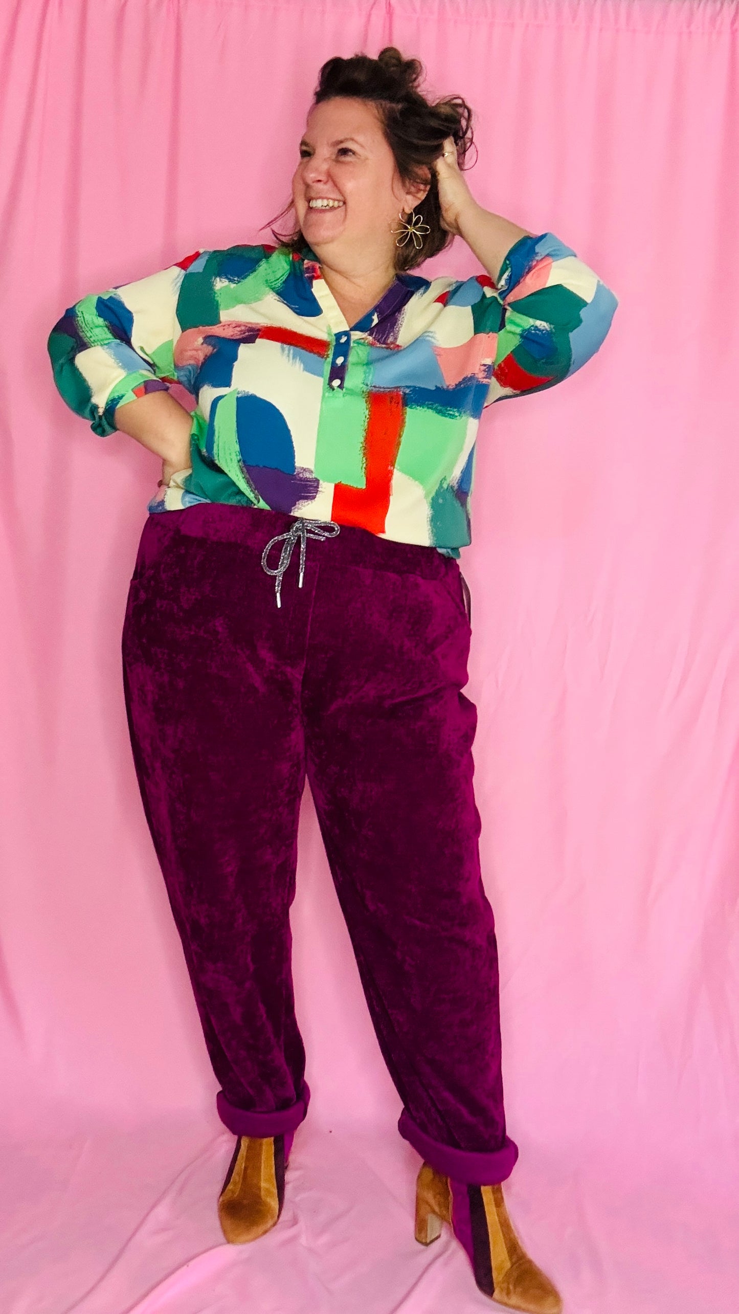 Cette blouse grande taille colorée aux motifs graphiques est la pièce idéale pour celles qui aiment exprimer leur créativité à travers leur style. Idéal pour un look à la fois confortable, coloré et tendance !