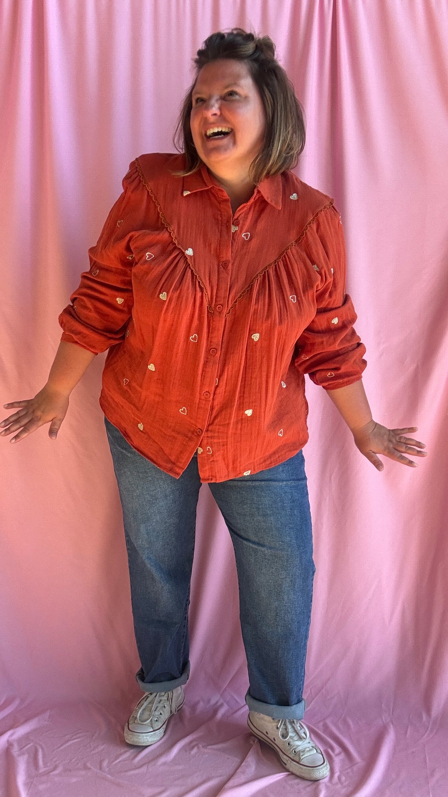 Faites battre votre cœur pour cette blouse chemise grande taille au coloris rouille camel réchauffé de petits cœurs dorés irrésistibles