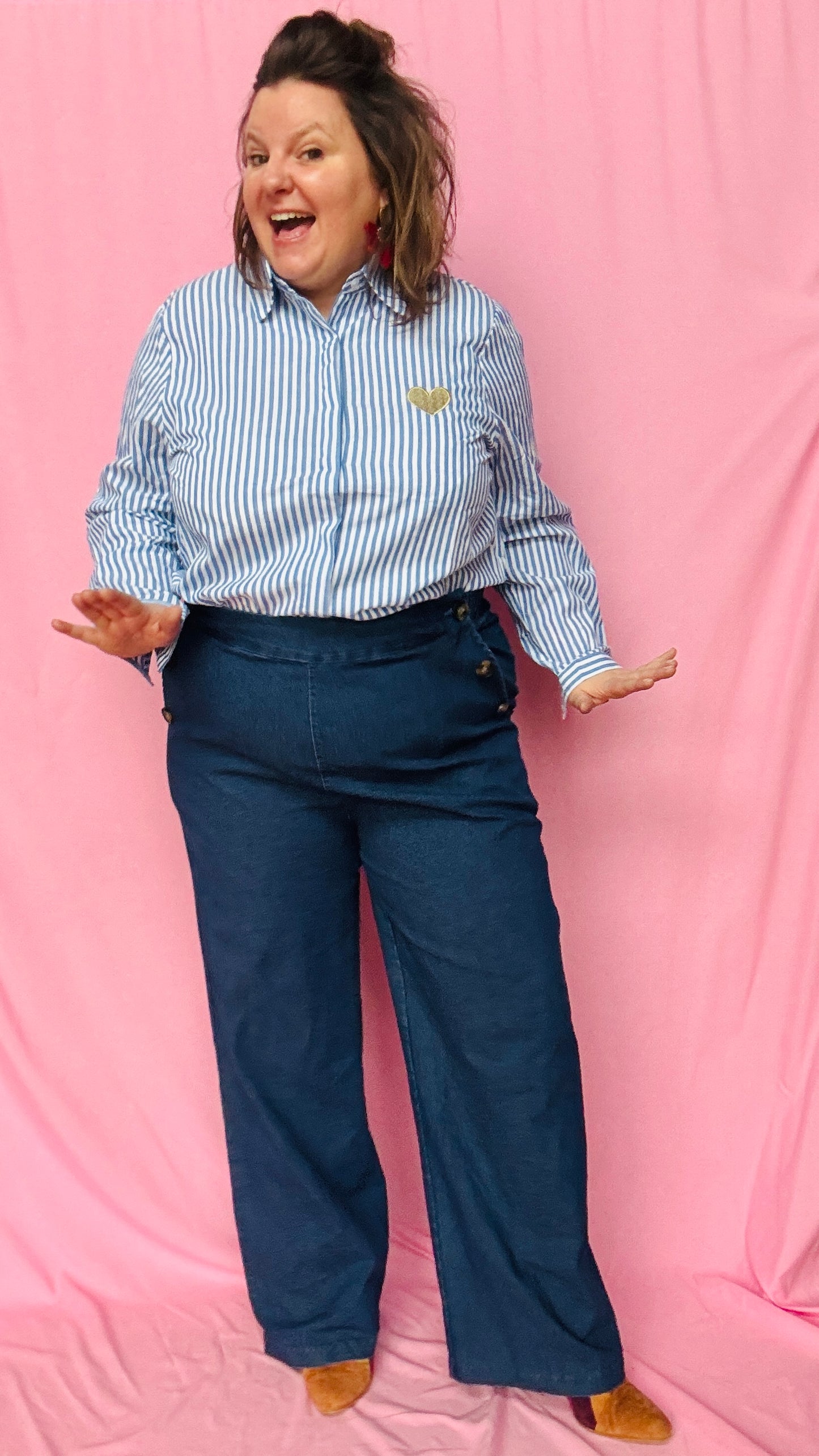 Craquez pour cette chemise rayée grande taille bleu et blanc au détail cœur doré et adoptez une allure chic et tendance au quotidien !
