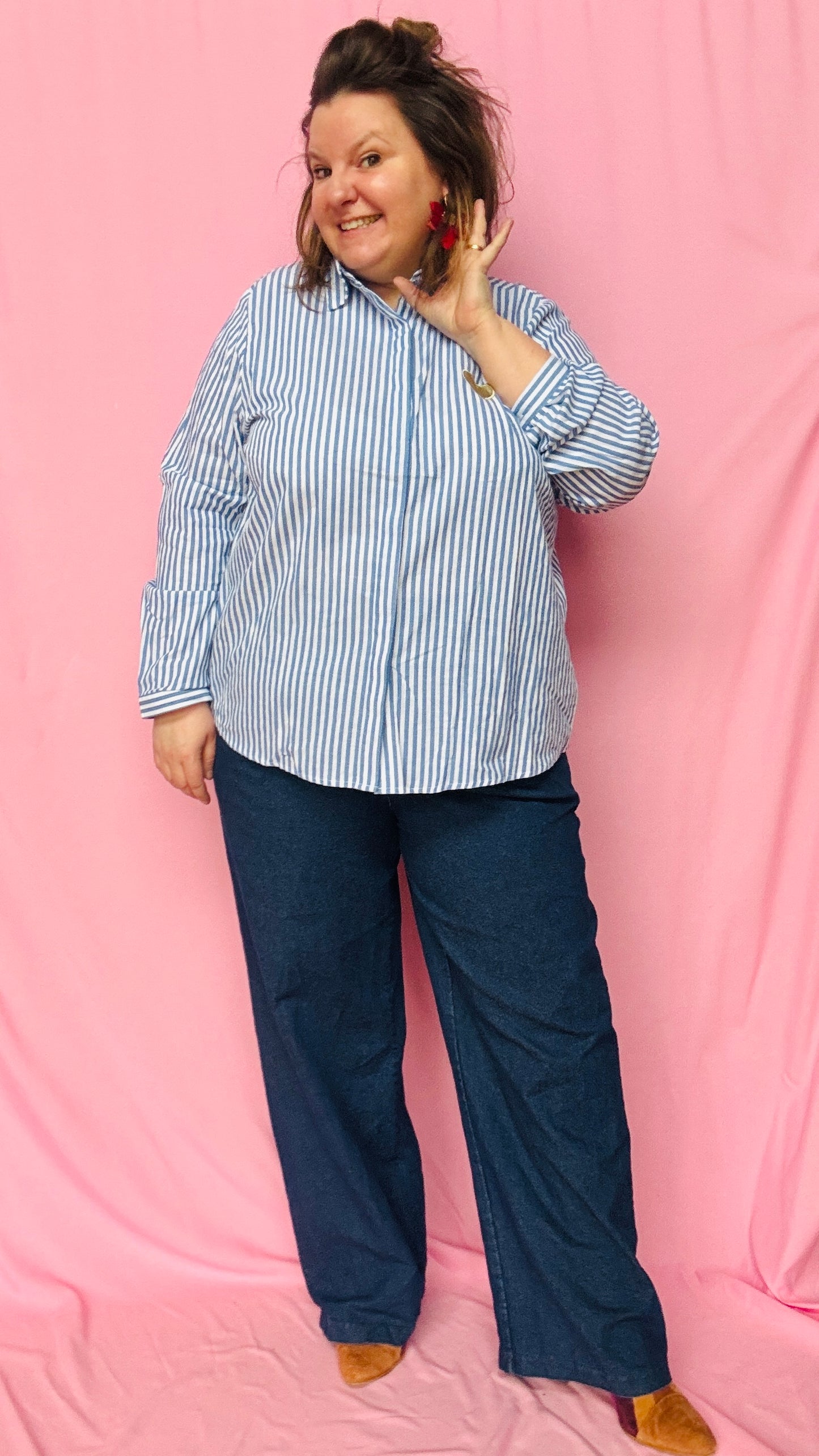 Craquez pour cette chemise rayée grande taille bleu et blanc au détail cœur doré et adoptez une allure chic et tendance au quotidien !