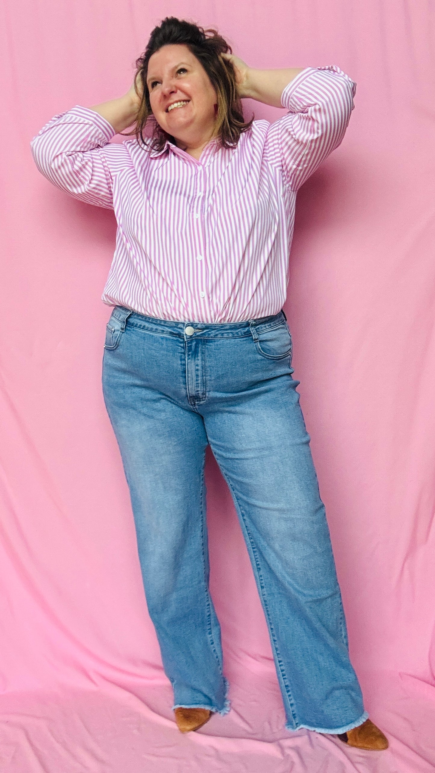Avec cette chemise rayée rose et blanche, ajoutez une touche d’élégance et de fraîcheur à votre dressing tout en restant confortable et stylée !