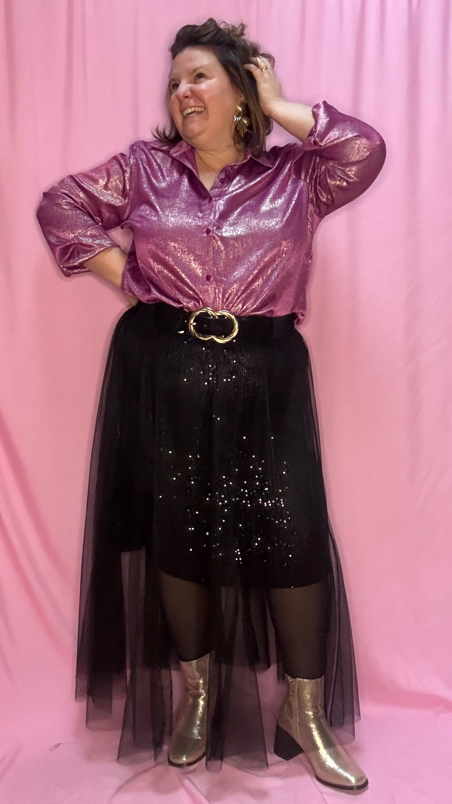 Cette blouse grande taille à paillettes roses est l'option parfaite pour celles qui souhaitent allier élégance, confort et touche festive. Vous ne passerez pas inaperçu avec cette pièce scintillante !