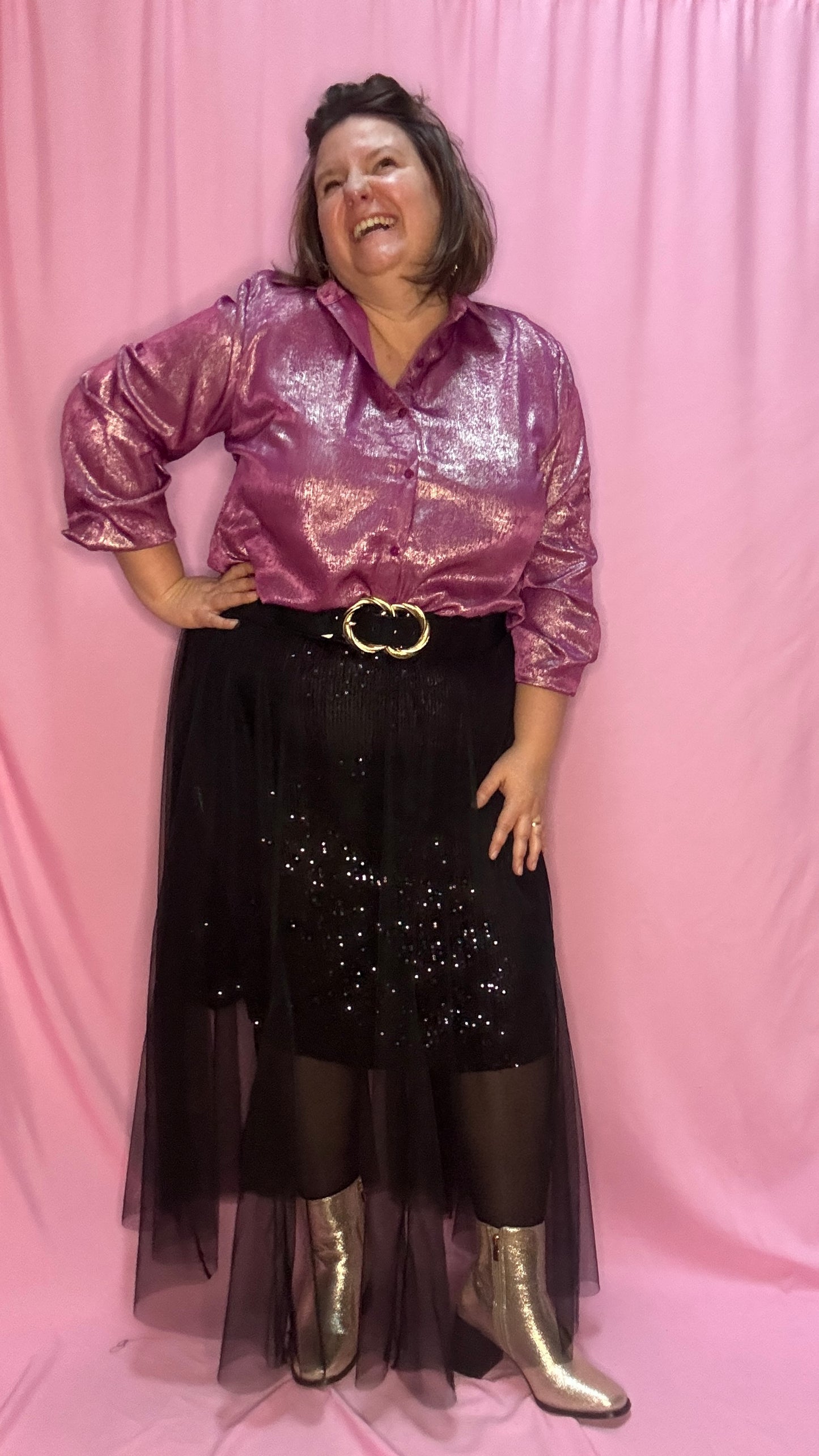Cette blouse grande taille à paillettes roses est l'option parfaite pour celles qui souhaitent allier élégance, confort et touche festive. Vous ne passerez pas inaperçu avec cette pièce scintillante !