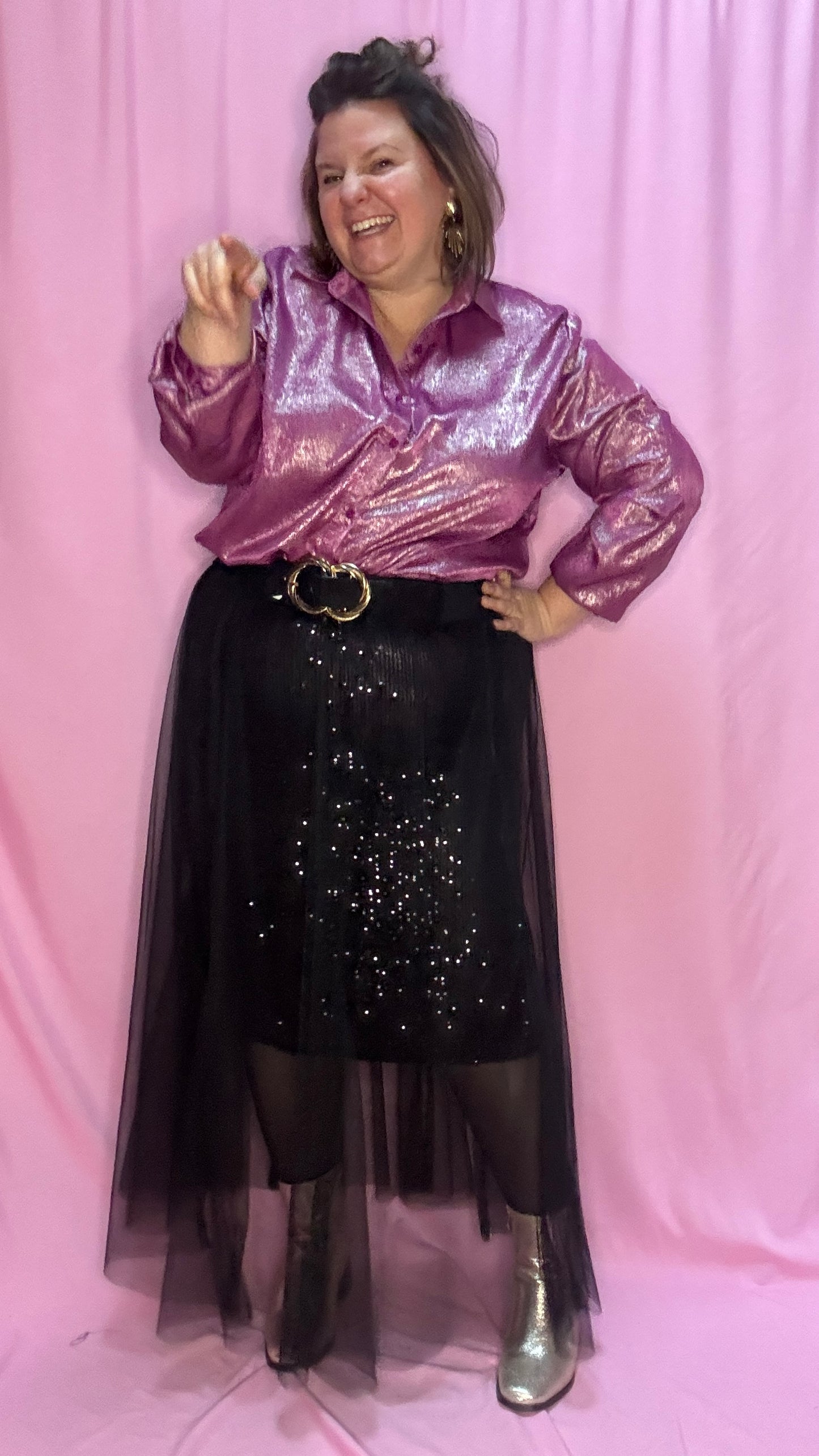Cette blouse grande taille à paillettes roses est l'option parfaite pour celles qui souhaitent allier élégance, confort et touche festive. Vous ne passerez pas inaperçu avec cette pièce scintillante !