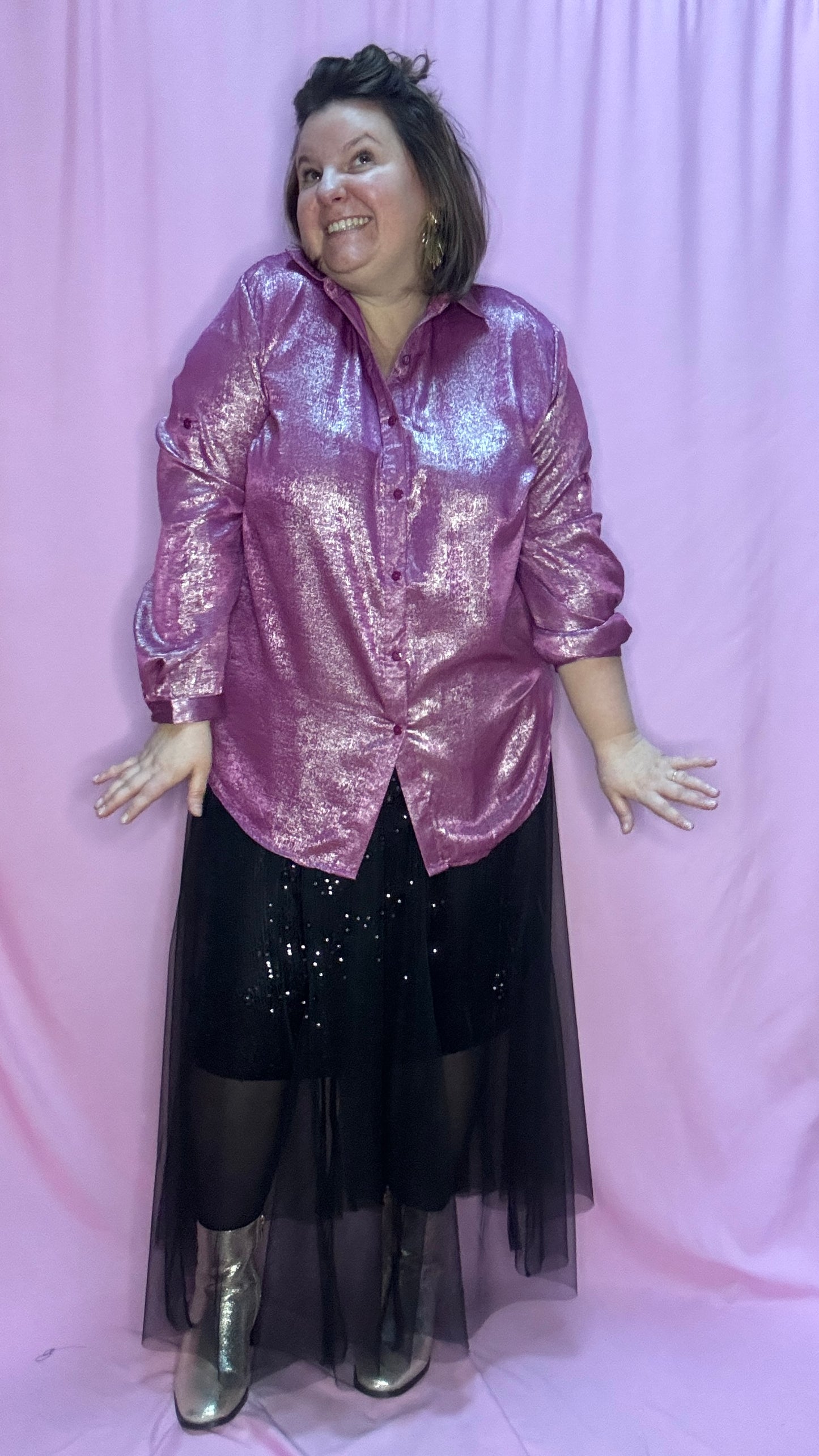 Cette blouse grande taille à paillettes roses est l'option parfaite pour celles qui souhaitent allier élégance, confort et touche festive. Vous ne passerez pas inaperçu avec cette pièce scintillante !