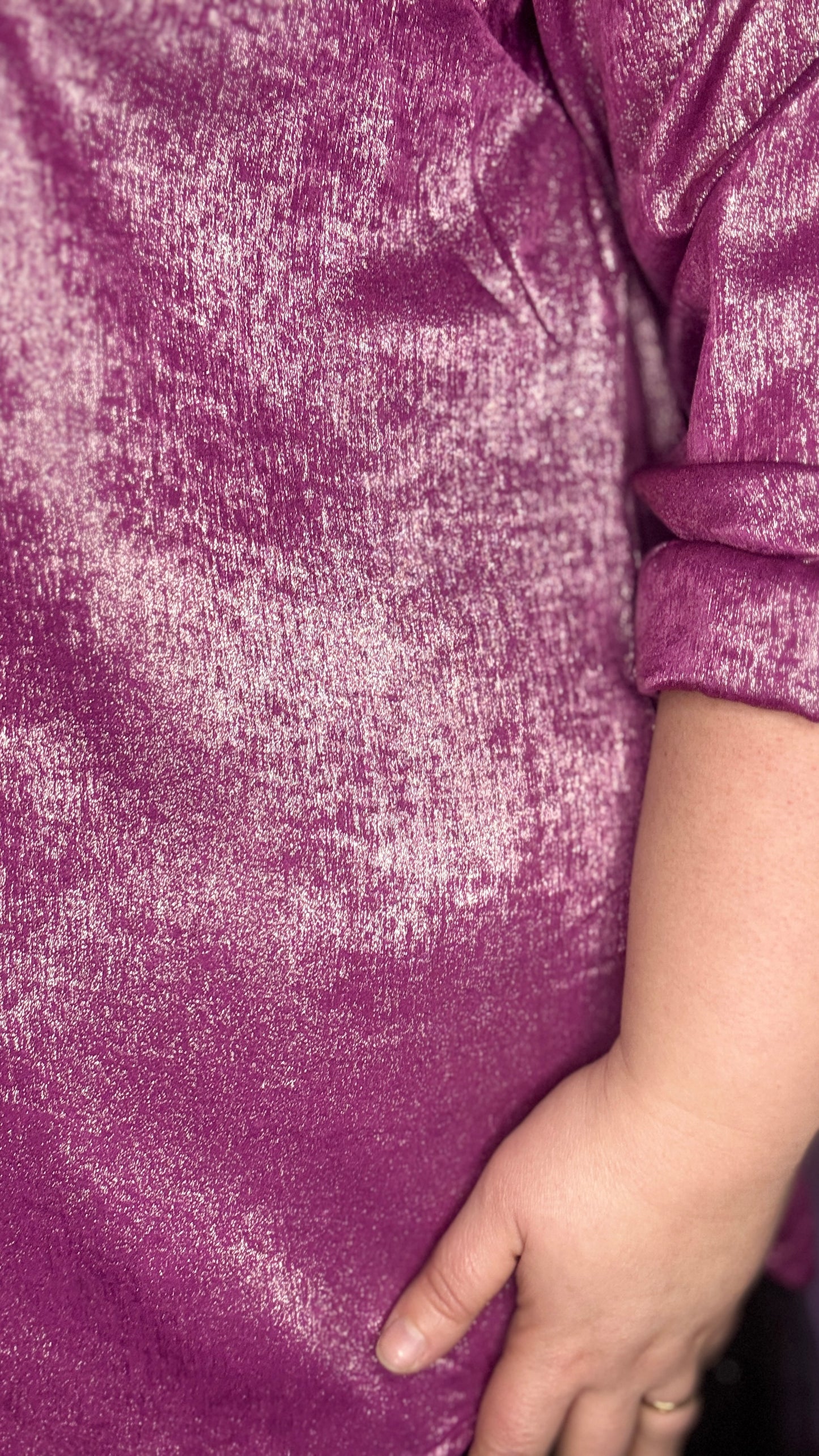Cette blouse grande taille à paillettes roses est l'option parfaite pour celles qui souhaitent allier élégance, confort et touche festive. Vous ne passerez pas inaperçu avec cette pièce scintillante !