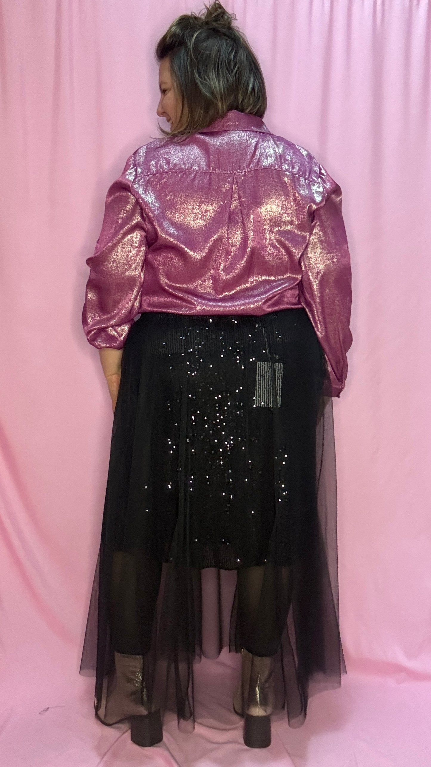 Cette blouse grande taille à paillettes roses est l'option parfaite pour celles qui souhaitent allier élégance, confort et touche festive. Vous ne passerez pas inaperçu avec cette pièce scintillante !