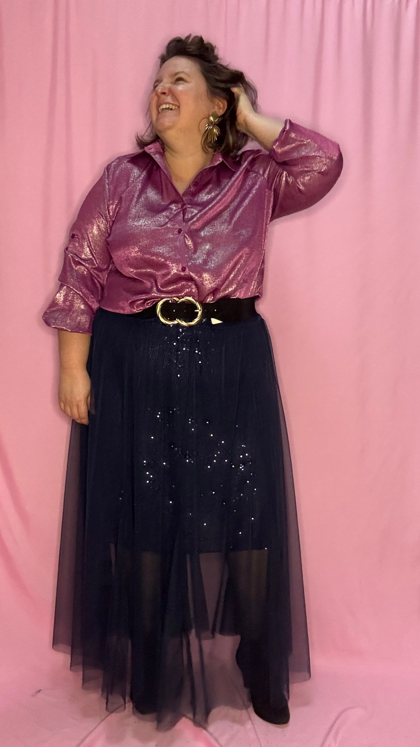 Cette blouse grande taille à paillettes roses est l'option parfaite pour celles qui souhaitent allier élégance, confort et touche festive. Vous ne passerez pas inaperçu avec cette pièce scintillante !