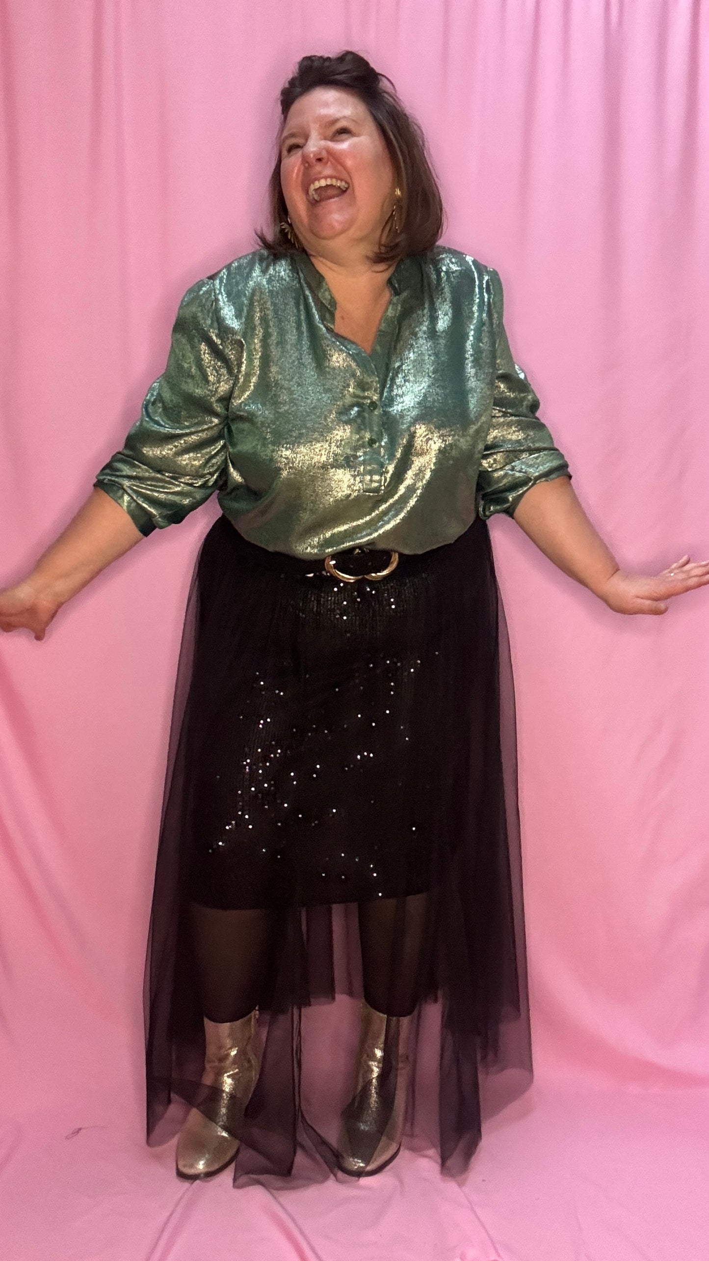 Cette blouse grande taille à paillettes vertes est l'option parfaite pour celles qui souhaitent allier élégance, confort et touche festive. Vous ne passerez pas inaperçu avec cette pièce scintillante !
