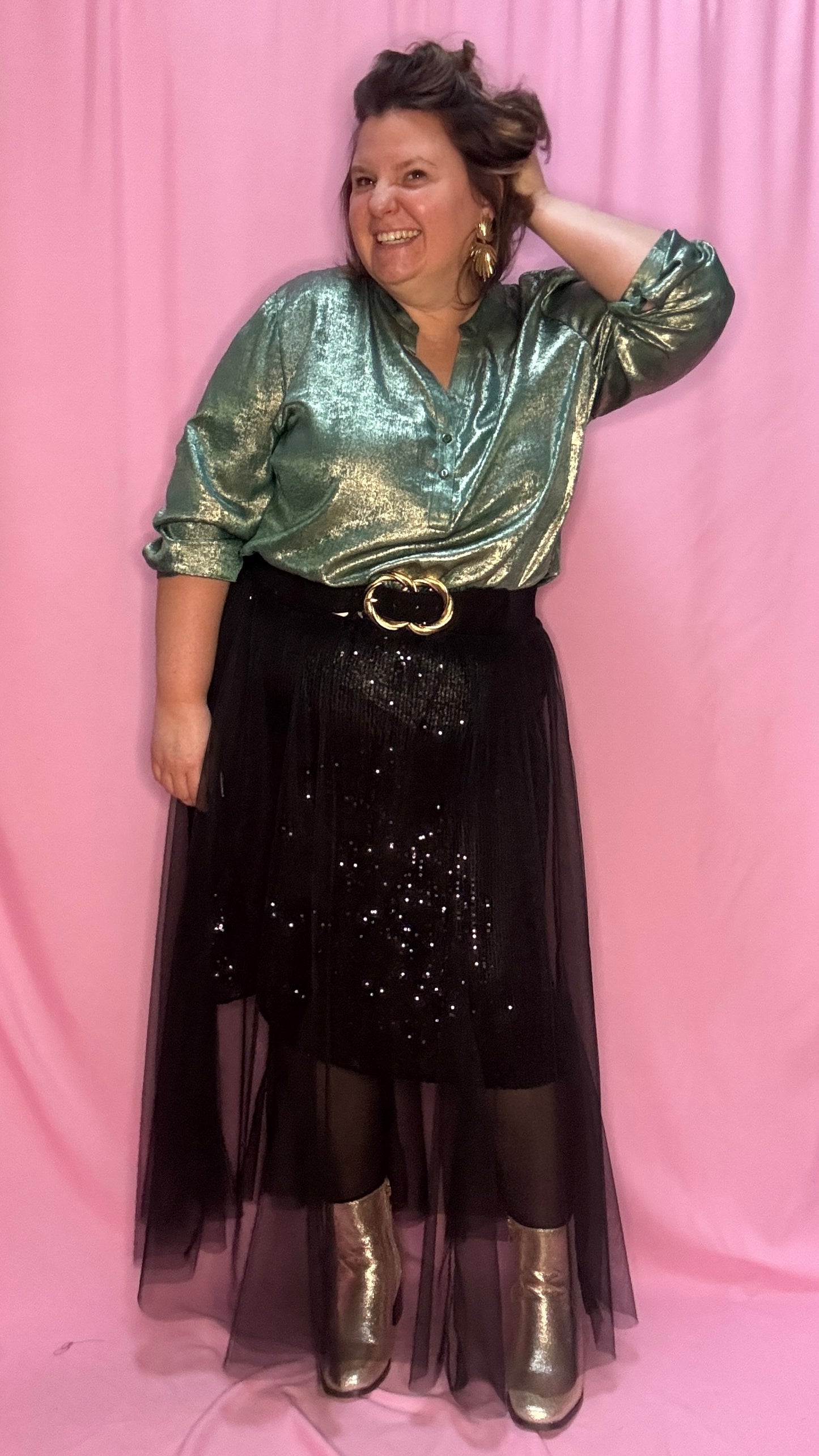 Cette blouse grande taille à paillettes vertes est l'option parfaite pour celles qui souhaitent allier élégance, confort et touche festive. Vous ne passerez pas inaperçu avec cette pièce scintillante !