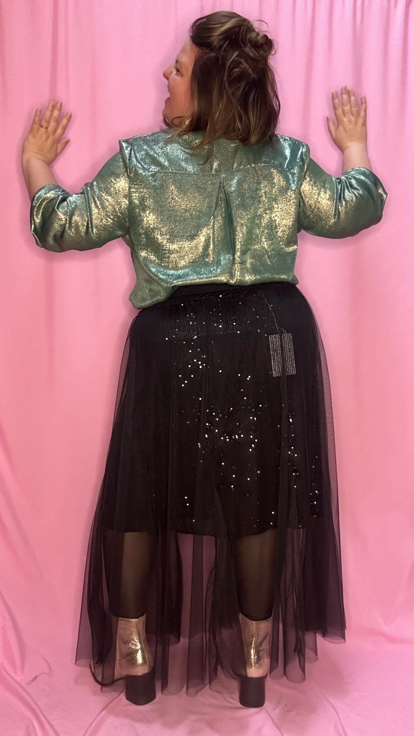 Cette blouse grande taille à paillettes vertes est l'option parfaite pour celles qui souhaitent allier élégance, confort et touche festive. Vous ne passerez pas inaperçu avec cette pièce scintillante !