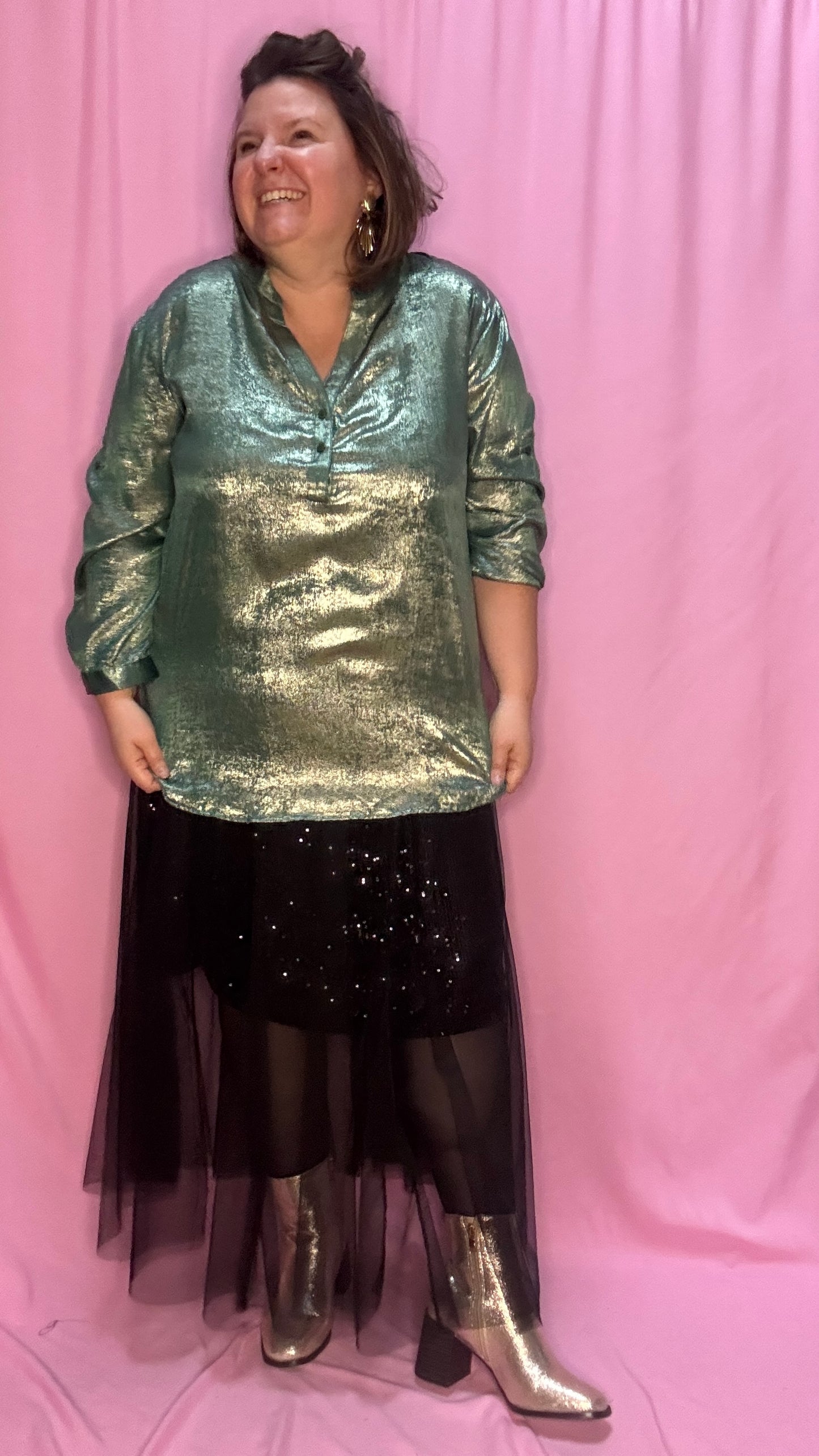 Cette blouse grande taille à paillettes vertes est l'option parfaite pour celles qui souhaitent allier élégance, confort et touche festive. Vous ne passerez pas inaperçu avec cette pièce scintillante !