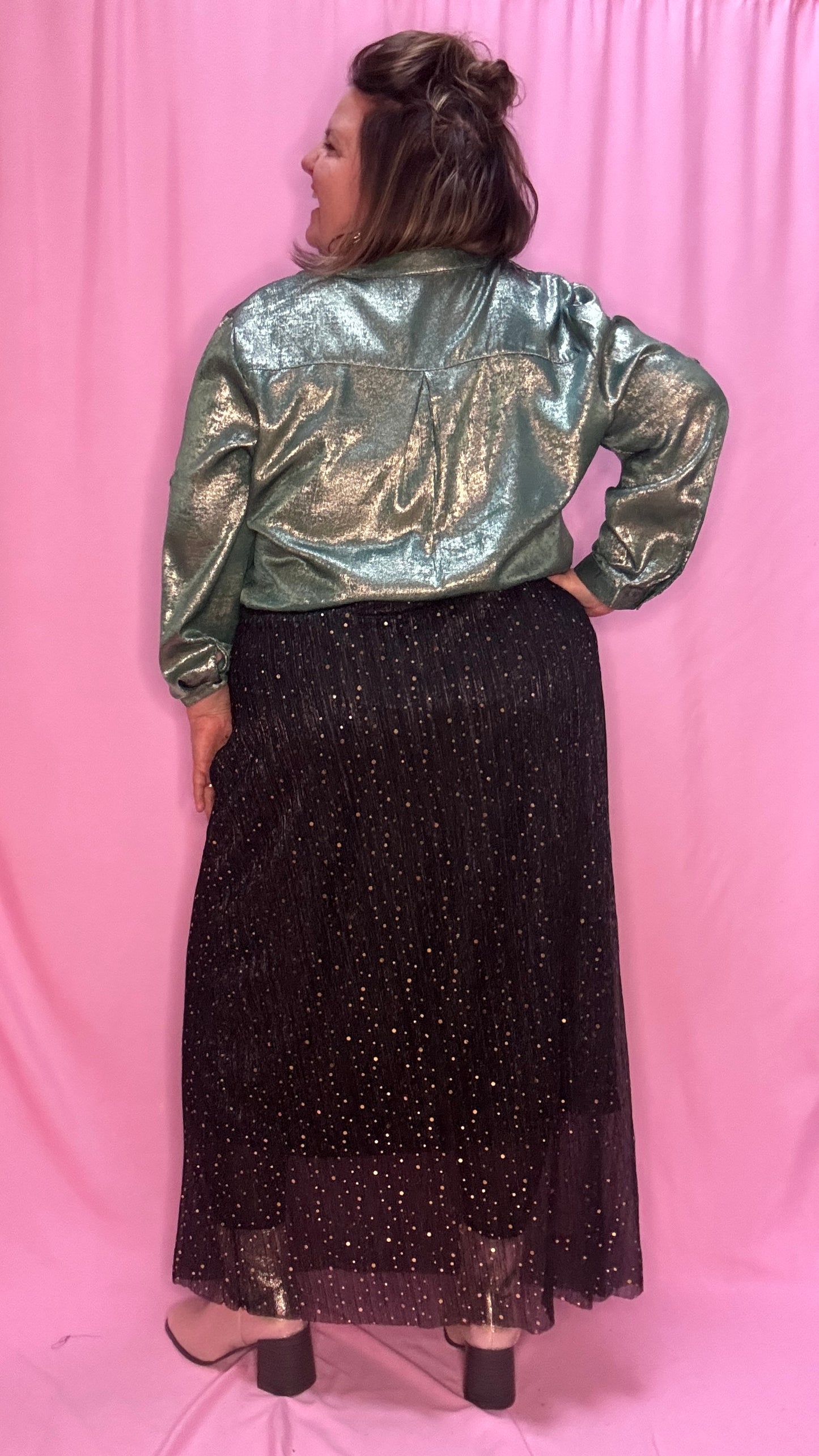 Cette blouse grande taille à paillettes vertes est l'option parfaite pour celles qui souhaitent allier élégance, confort et touche festive. Vous ne passerez pas inaperçu avec cette pièce scintillante !