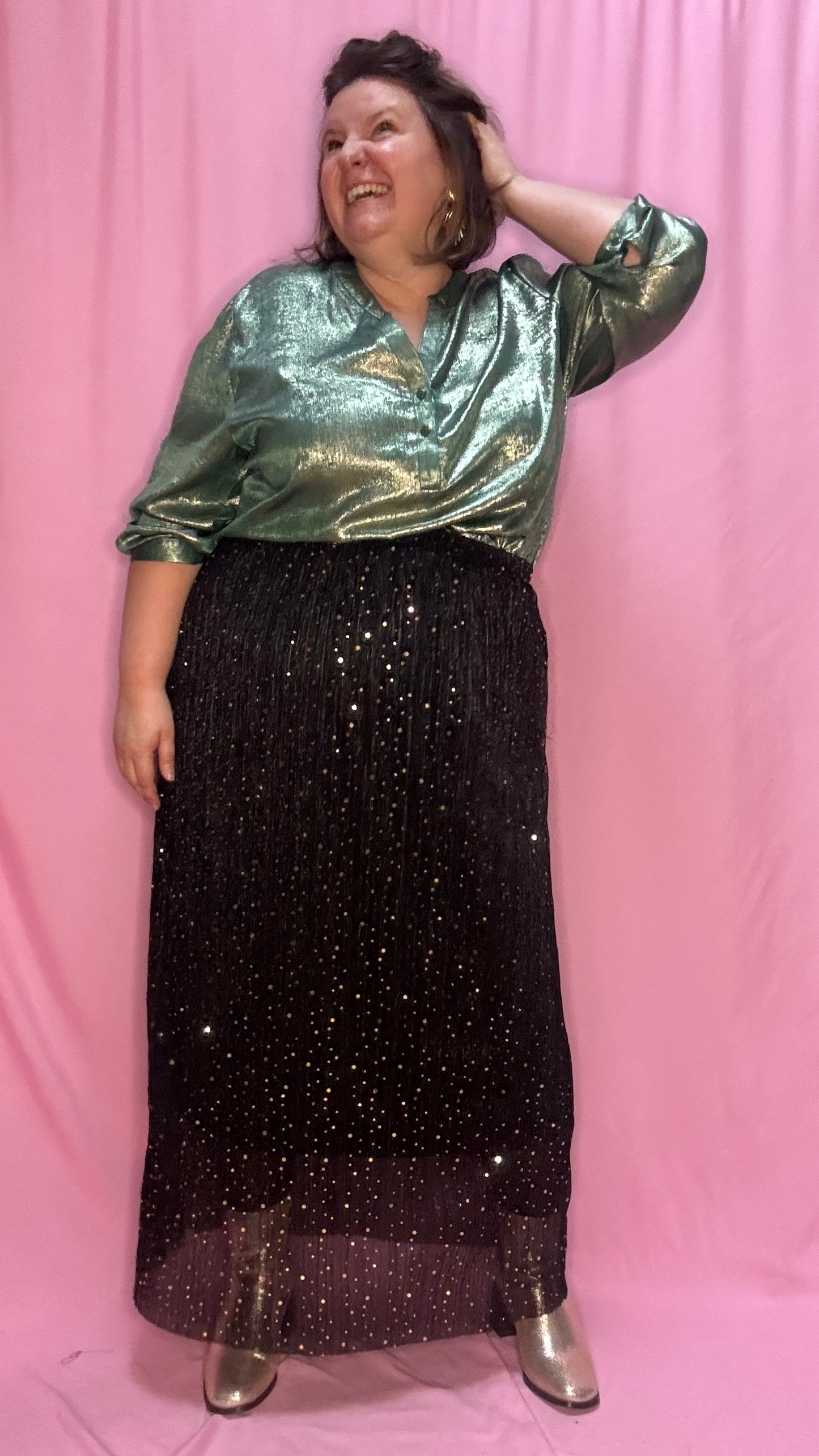 Cette blouse grande taille à paillettes vertes est l'option parfaite pour celles qui souhaitent allier élégance, confort et touche festive. Vous ne passerez pas inaperçu avec cette pièce scintillante !
