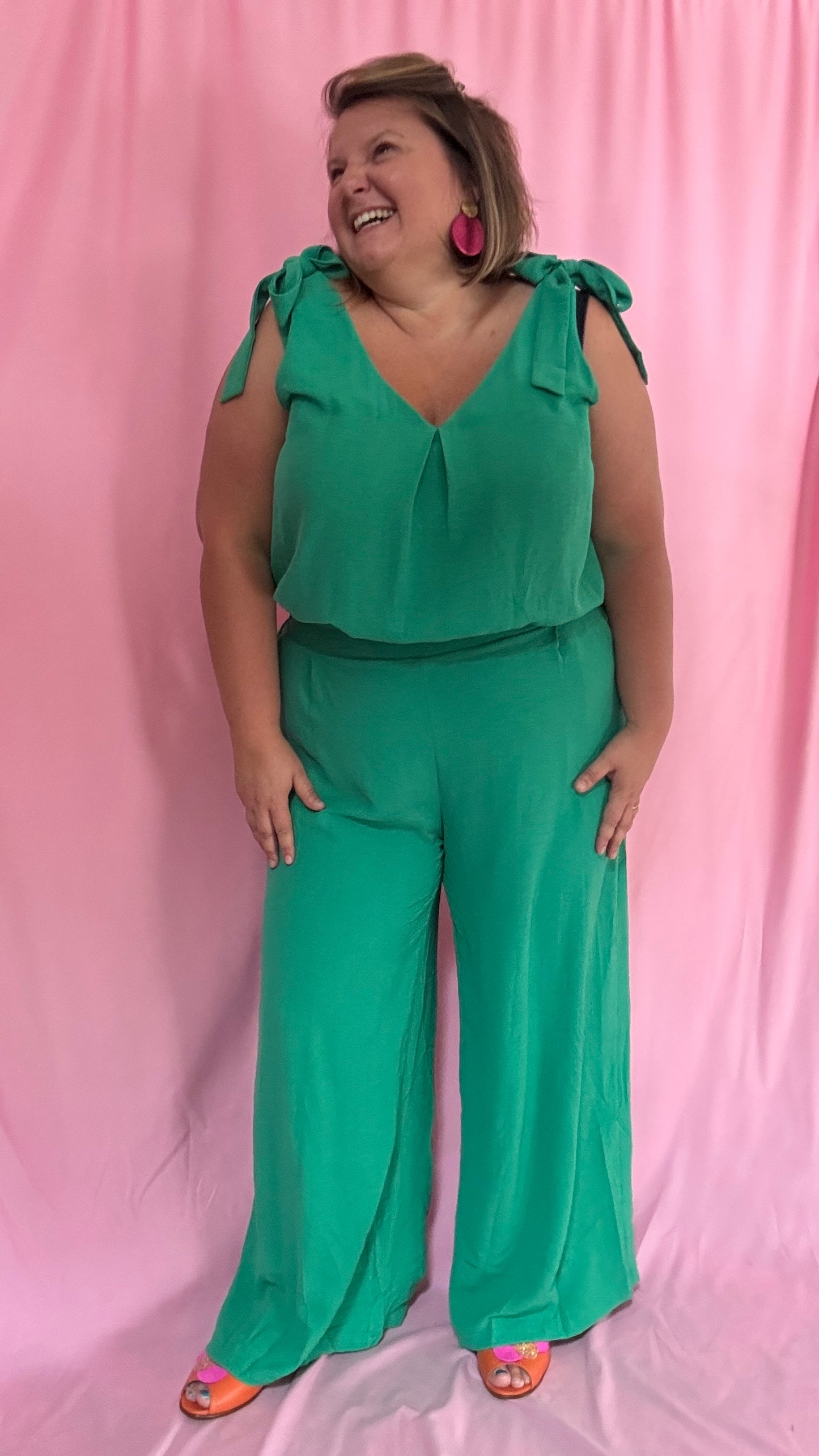 Avec cette combinaison grande taille sans manche verte gazon, vous alliez élégance et confort pour toutes les occasions