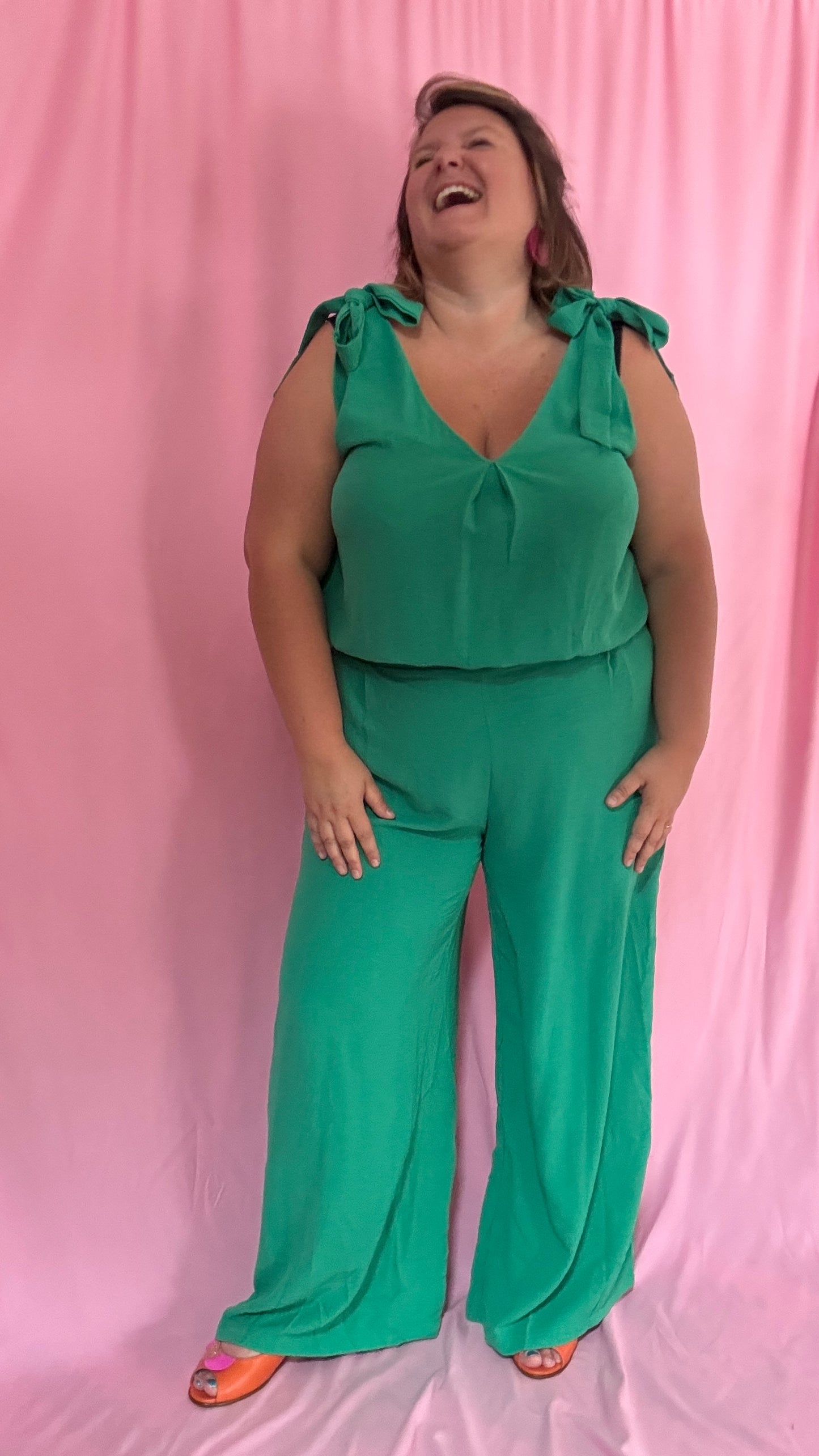 Avec cette combinaison grande taille sans manche verte gazon, vous alliez élégance et confort pour toutes les occasions