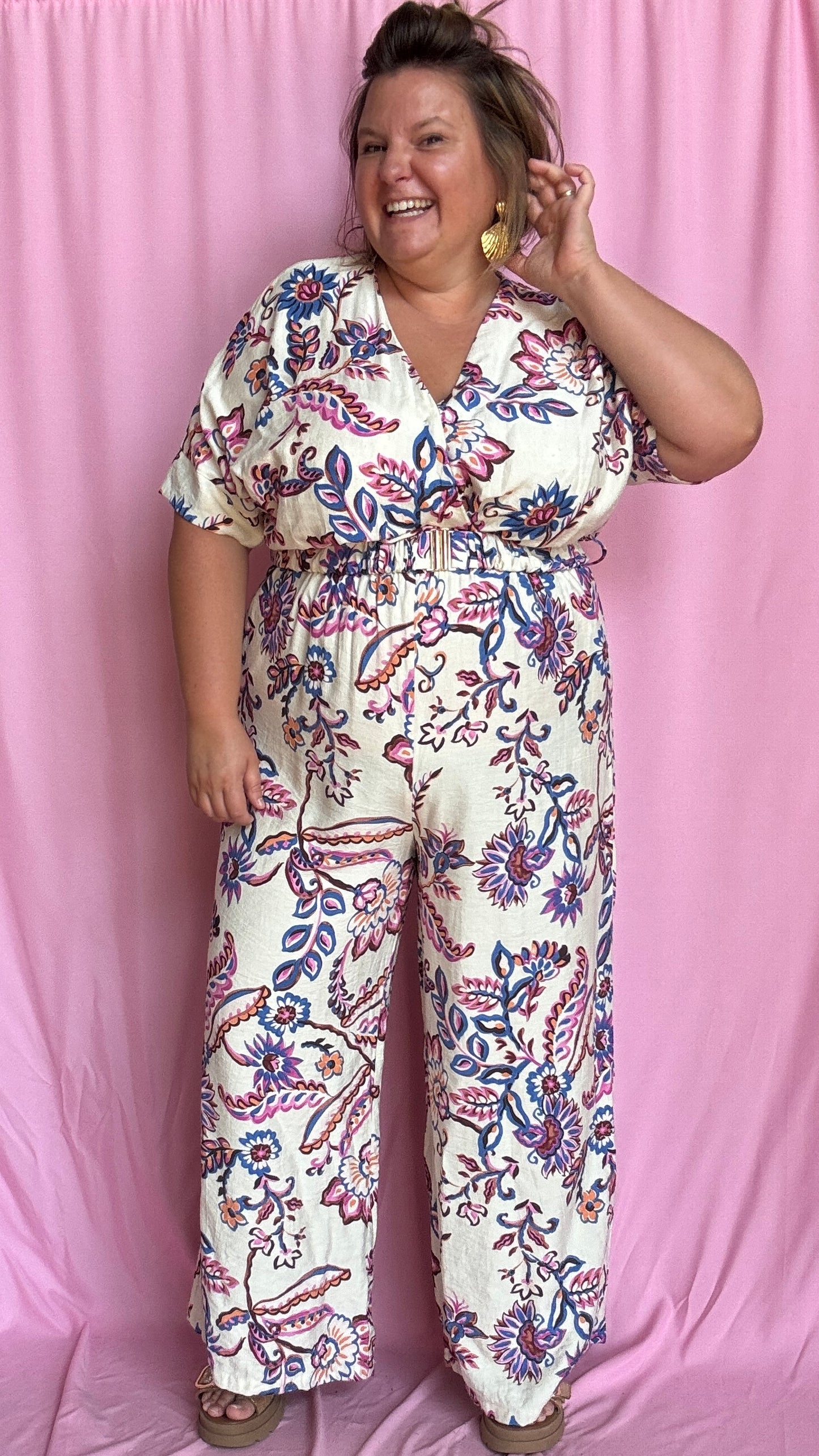 Une combinaison grande taille ultra élégante et fluide, sublimée par de délicats motifs bleus et violets sur fond blanc.