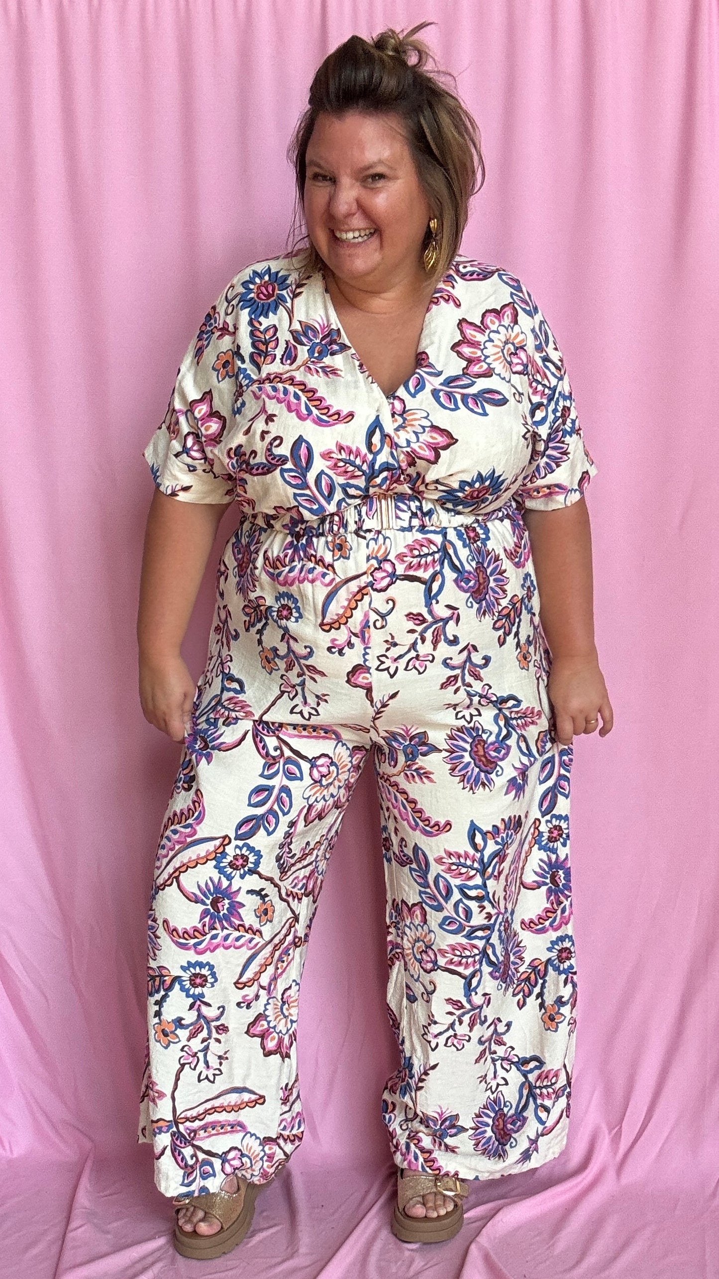Une combinaison grande taille ultra élégante et fluide, sublimée par de délicats motifs bleus et violets sur fond blanc.