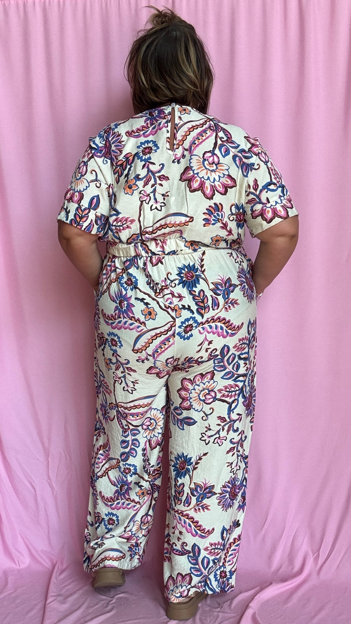 Une combinaison grande taille ultra élégante et fluide, sublimée par de délicats motifs bleus et violets sur fond blanc.