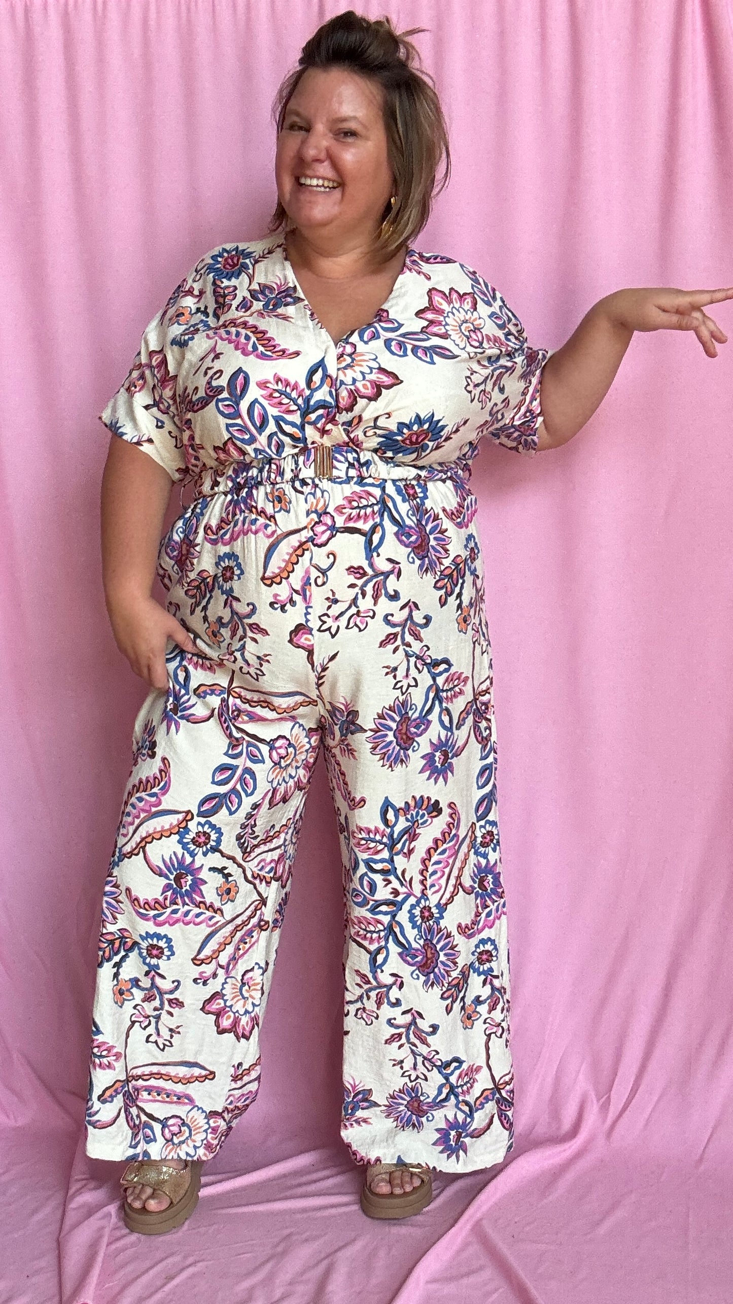 Une combinaison grande taille ultra élégante et fluide, sublimée par de délicats motifs bleus et violets sur fond blanc.