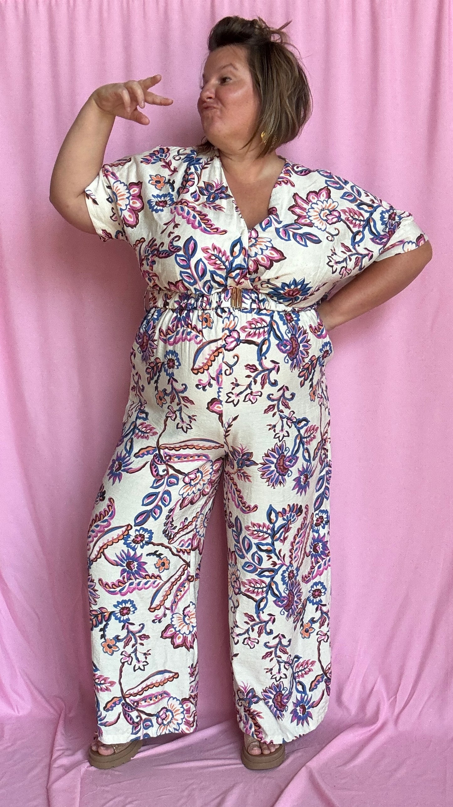Une combinaison grande taille ultra élégante et fluide, sublimée par de délicats motifs bleus et violets sur fond blanc.