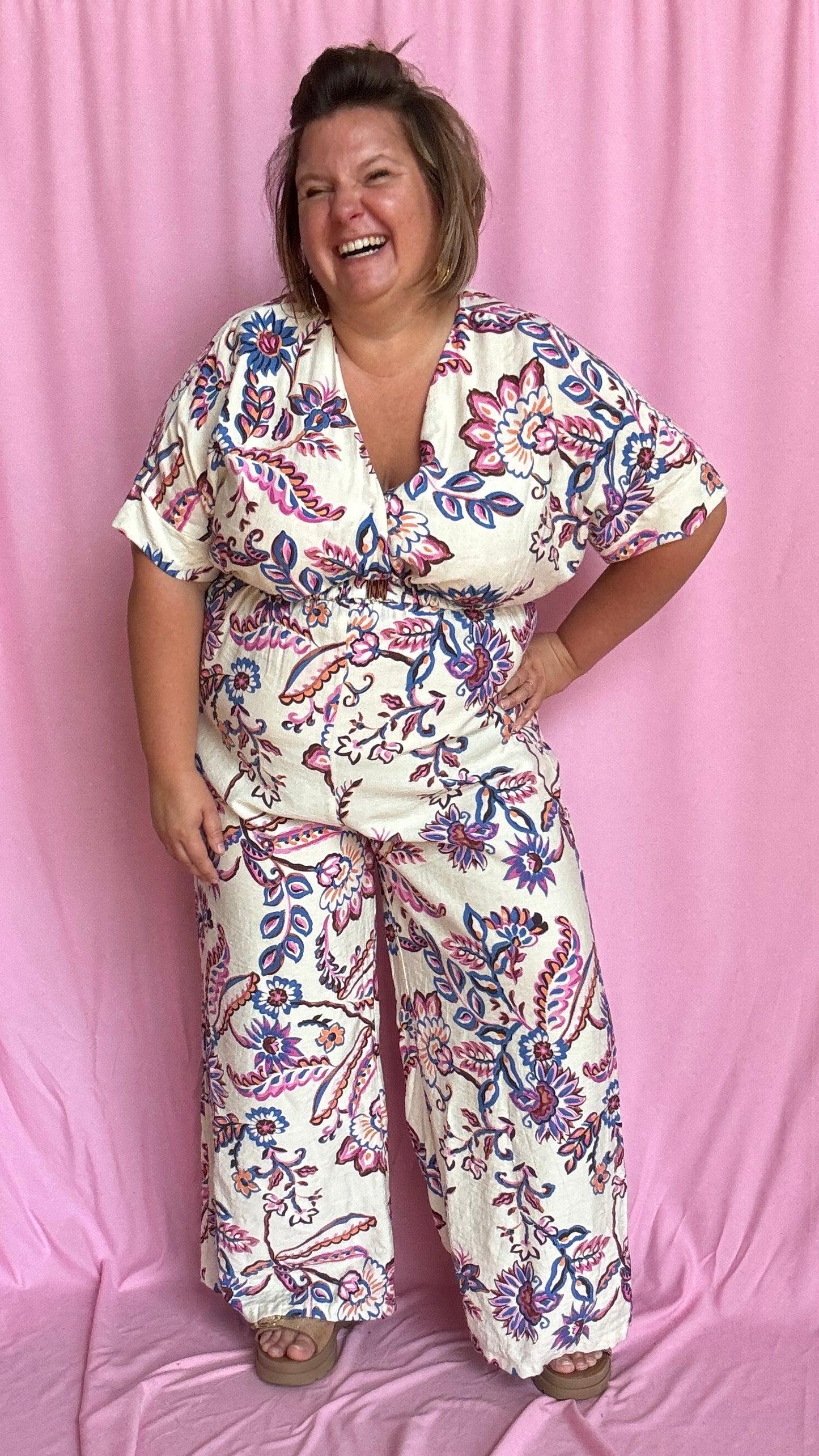 Une combinaison grande taille ultra élégante et fluide, sublimée par de délicats motifs bleus et violets sur fond blanc.