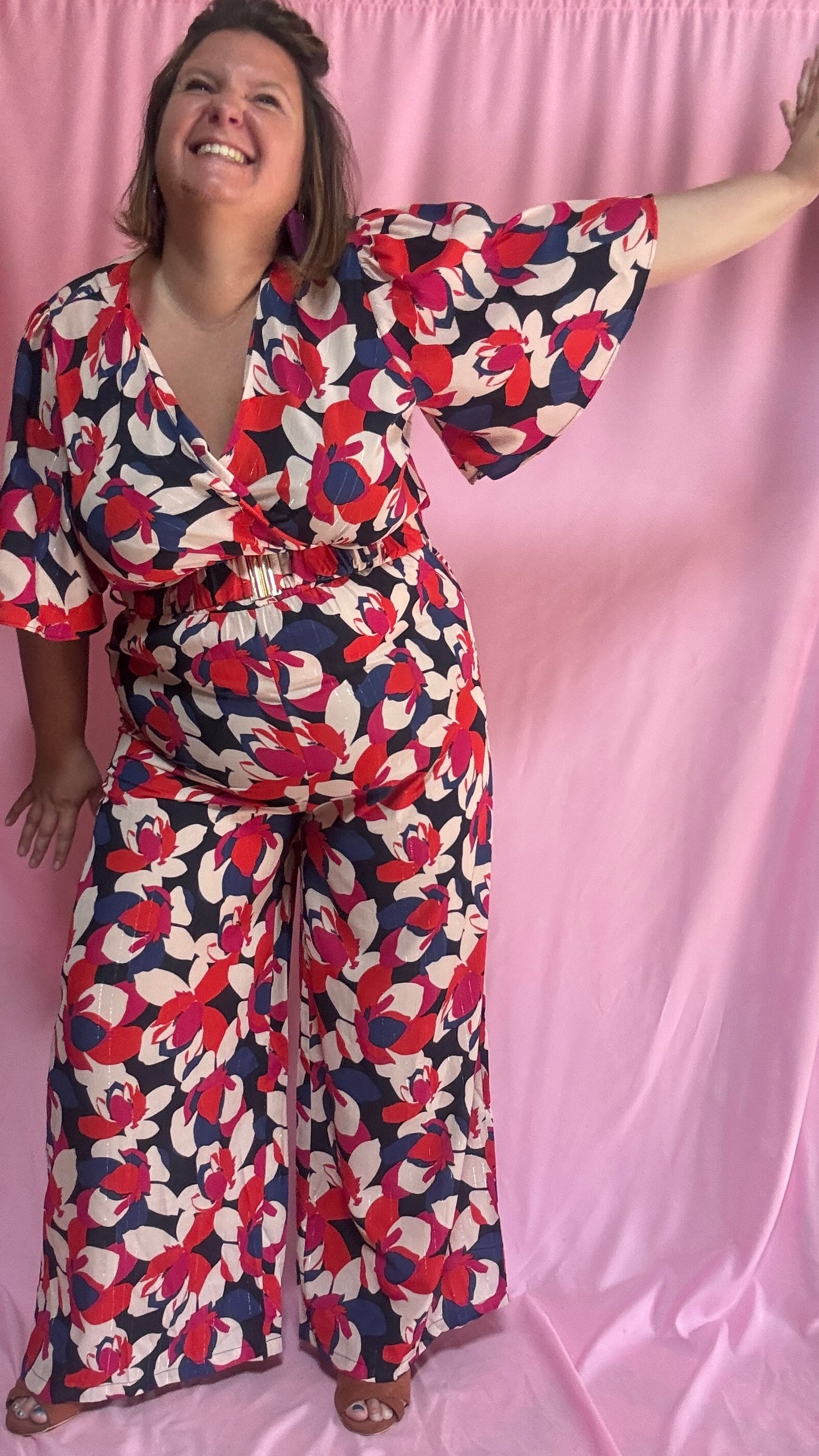 Cette combinaison grande taille au motif fleuri rouge, blanc, bleu roi et rose est un vrai bijou : elle apporte une touche de fraîcheur et d’élégance tout en assurant un confort maximal.