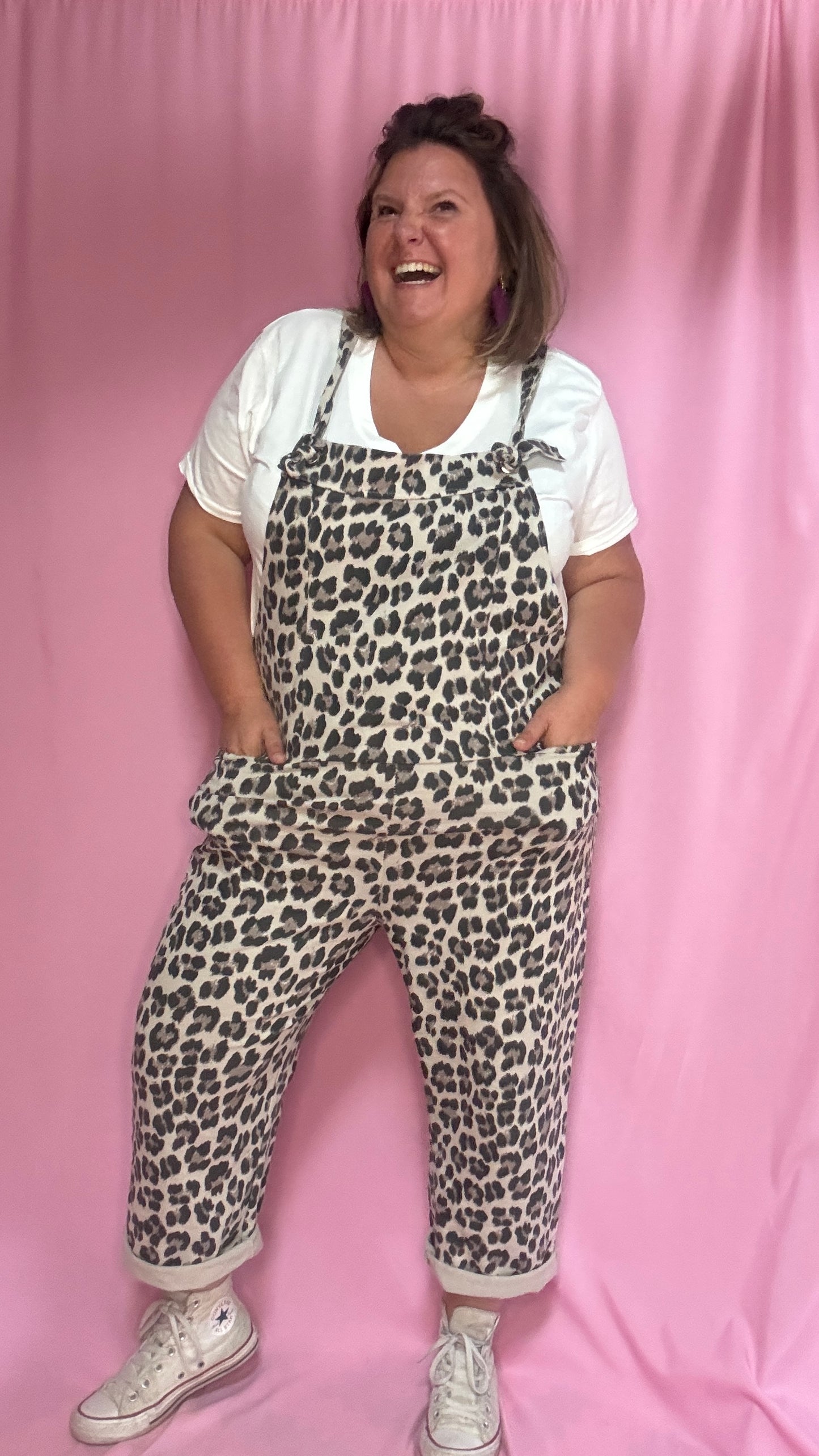 Cette combinaison grande taille à imprimé léopard mixe à merveille le glamour de l’imprimé et une coupe légèrement oversize