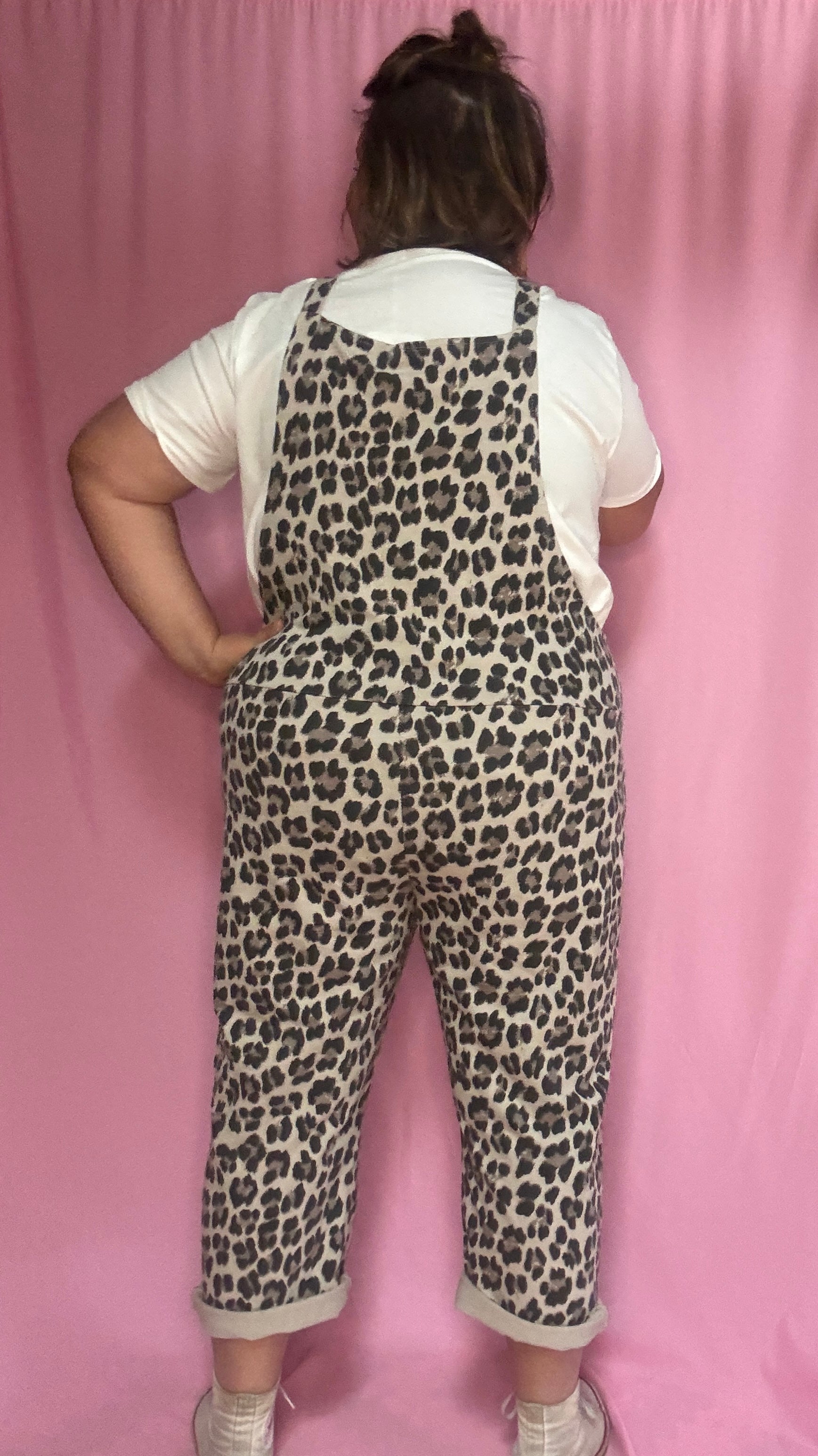 Cette combinaison grande taille à imprimé léopard mixe à merveille le glamour de l’imprimé et une coupe légèrement oversize