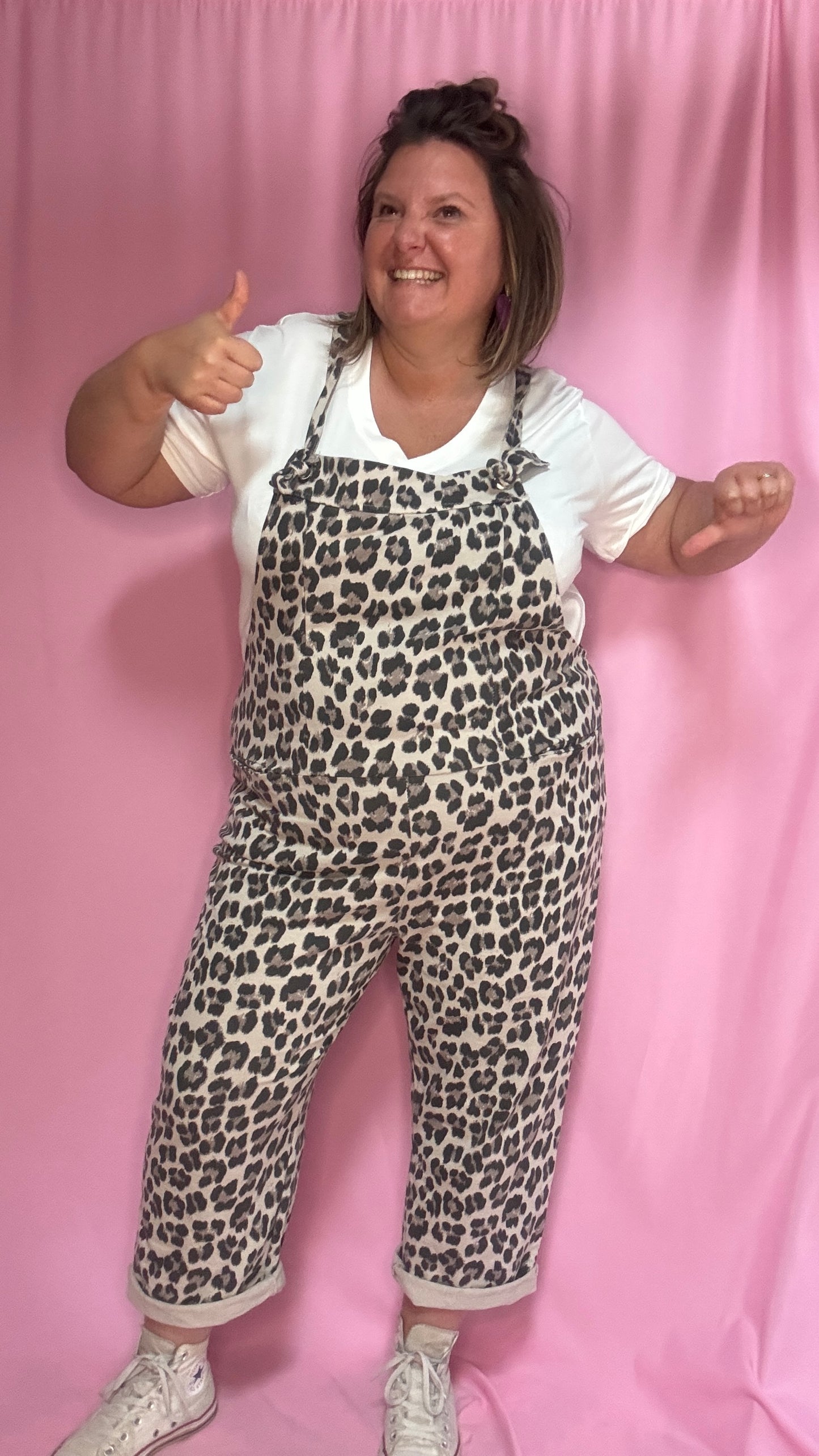 Cette combinaison grande taille à imprimé léopard mixe à merveille le glamour de l’imprimé et une coupe légèrement oversize