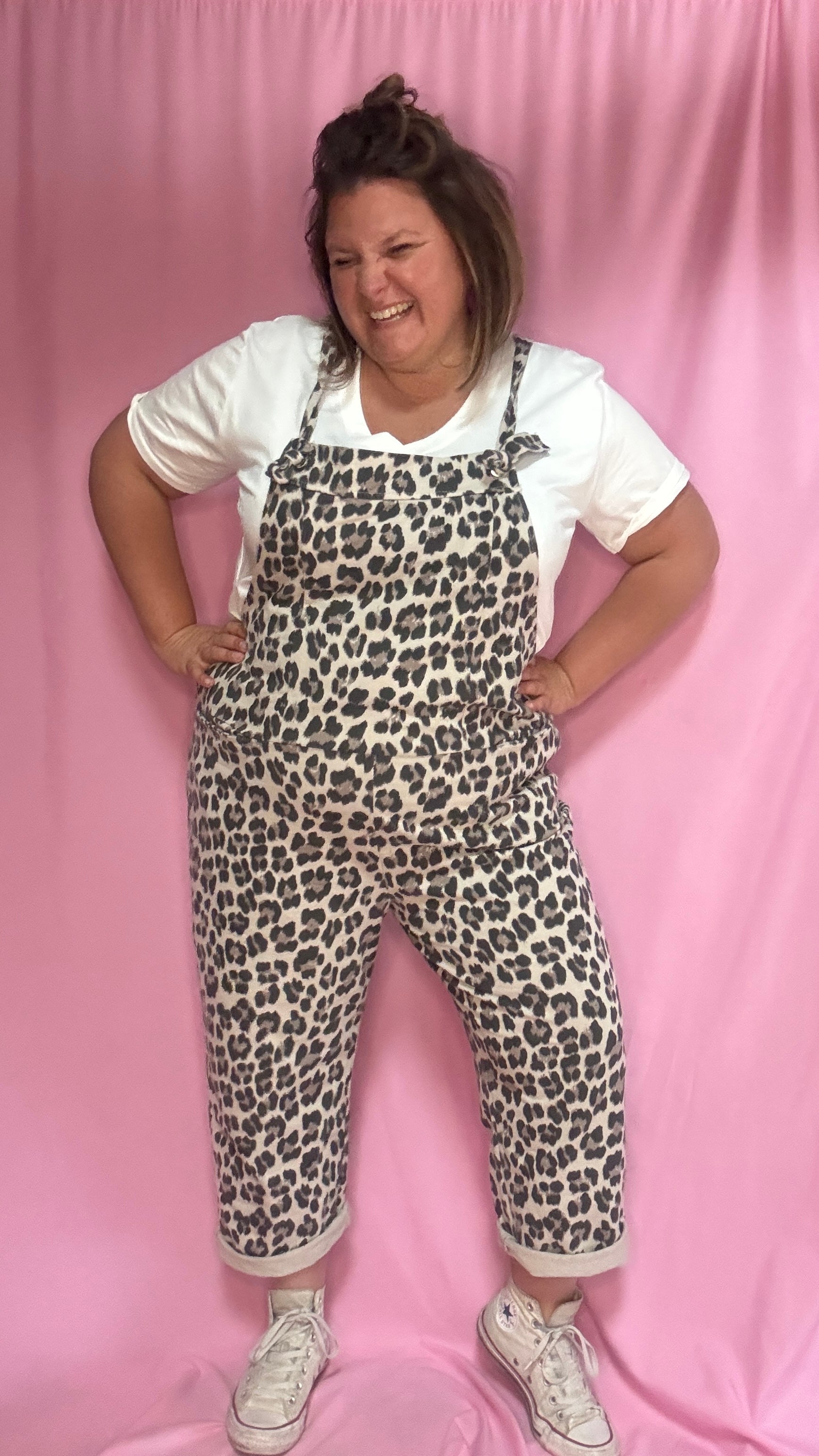 Cette combinaison grande taille à imprimé léopard mixe à merveille le glamour de l’imprimé et une coupe légèrement oversize