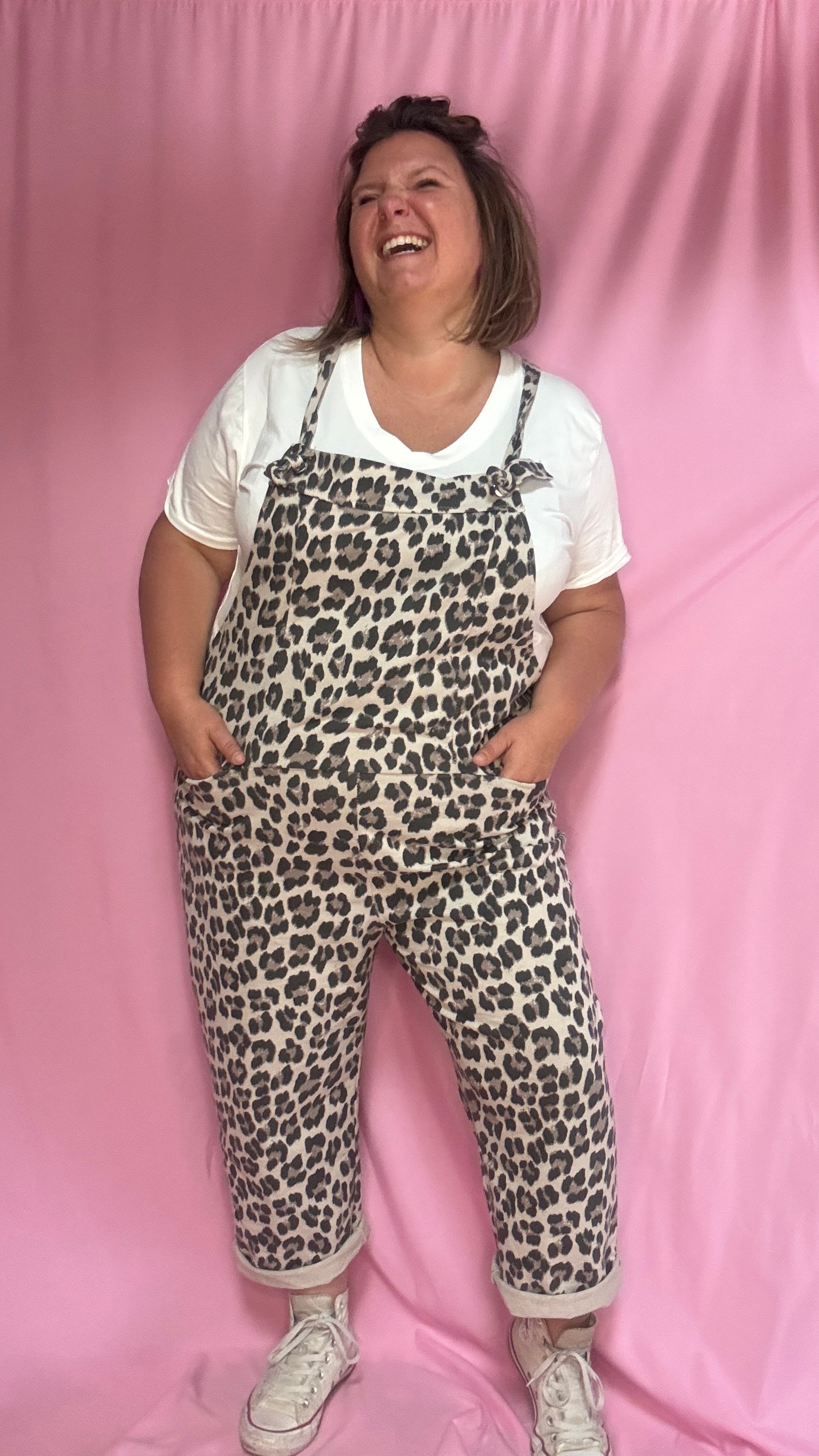 Cette combinaison grande taille à imprimé léopard mixe à merveille le glamour de l’imprimé et une coupe légèrement oversize