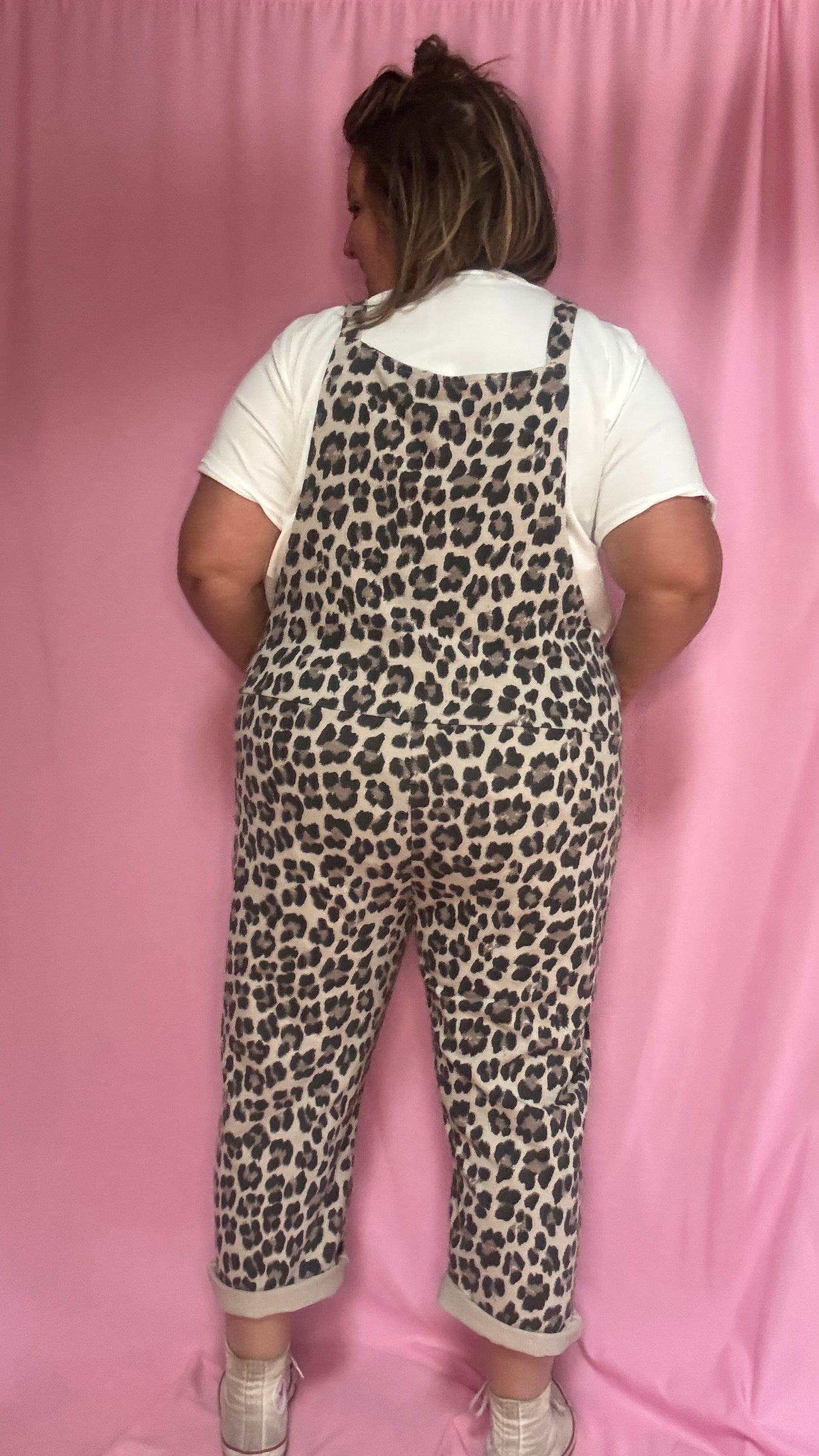 Cette combinaison grande taille à imprimé léopard mixe à merveille le glamour de l’imprimé et une coupe légèrement oversize