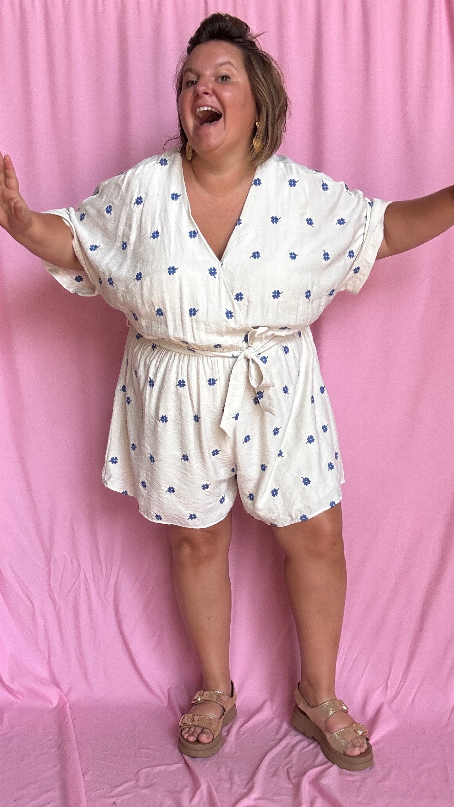Un combishort grande taille blanc motif pâquerettes bleu ultra frais et confortable, parfait pour les beaux jours