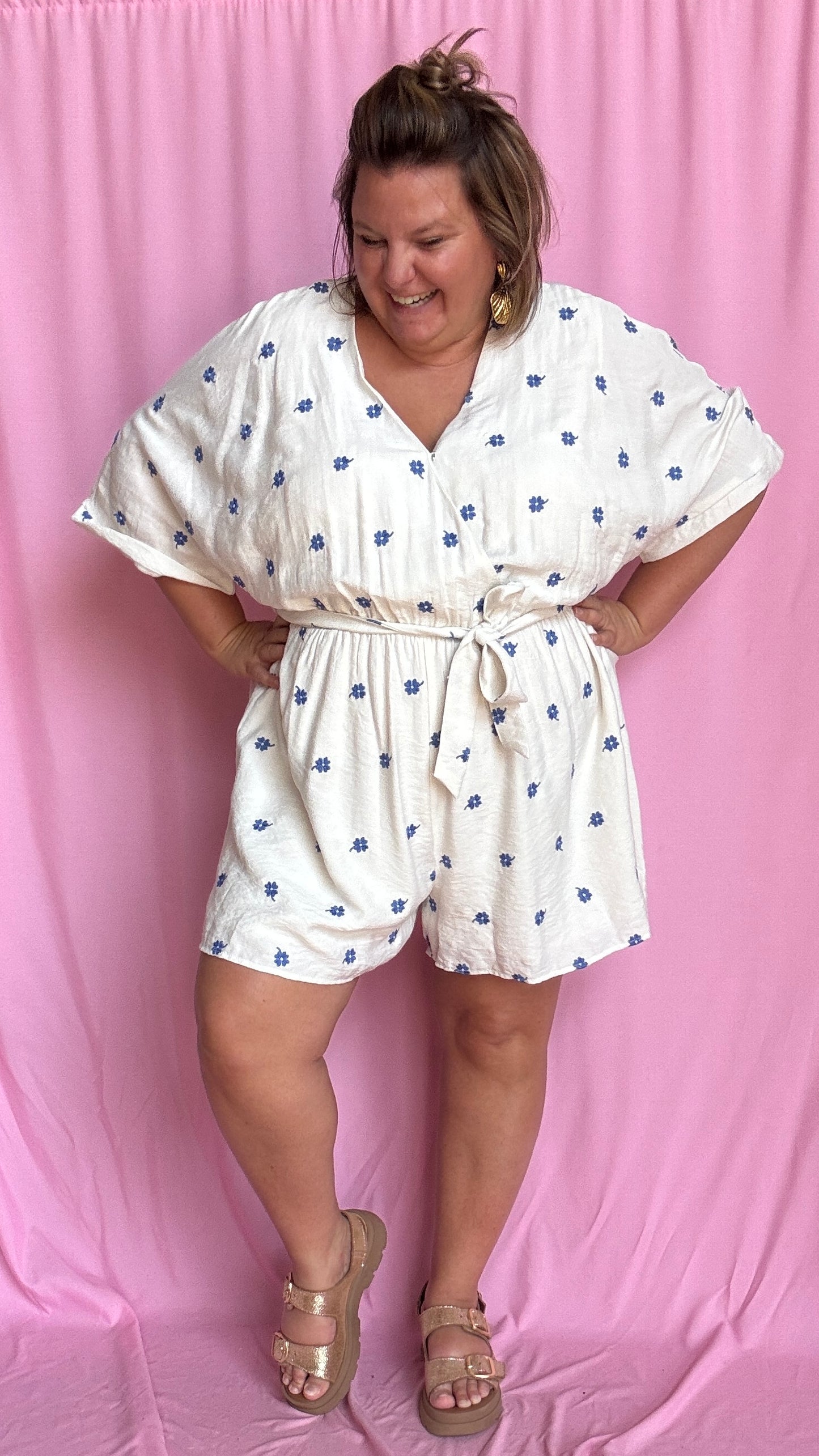 Un combishort grande taille blanc motif pâquerettes bleu ultra frais et confortable, parfait pour les beaux jours