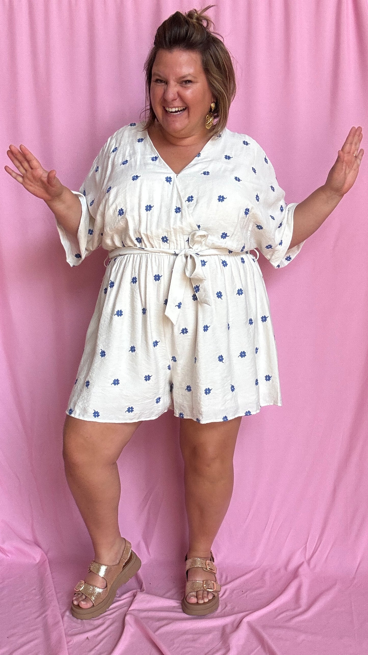 Un combishort grande taille blanc motif pâquerettes bleu ultra frais et confortable, parfait pour les beaux jours