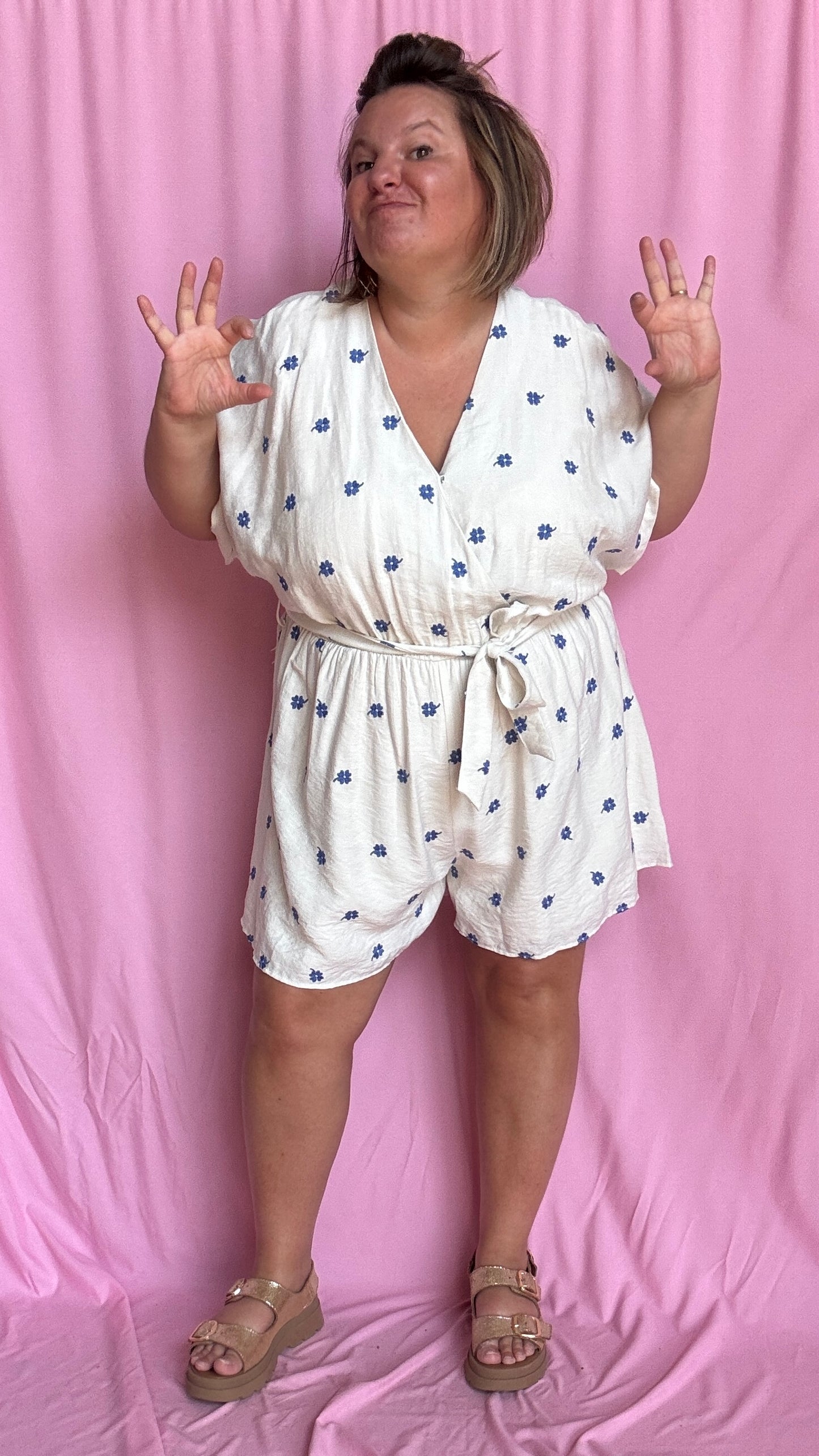 Un combishort grande taille blanc motif pâquerettes bleu ultra frais et confortable, parfait pour les beaux jours