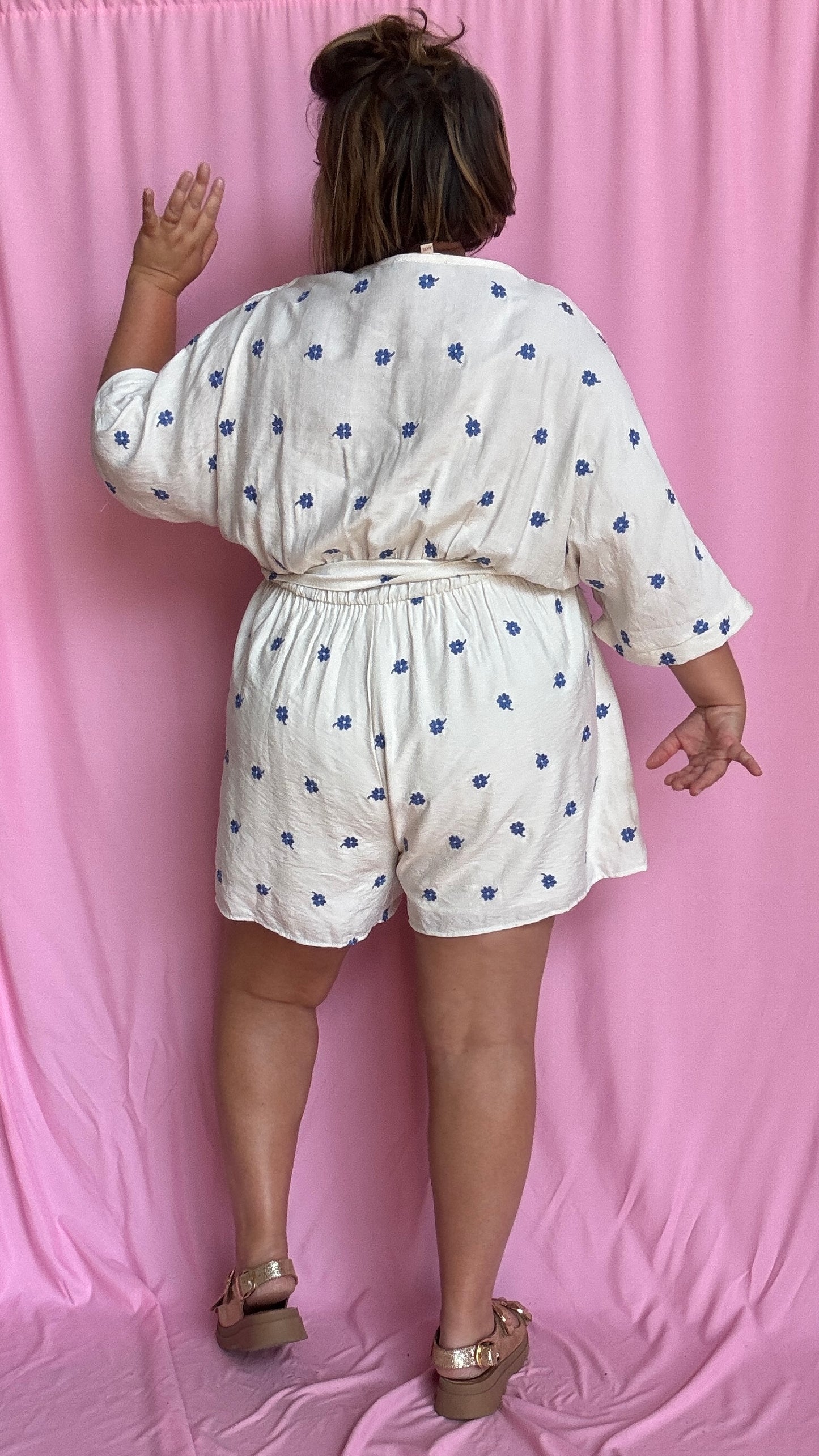 Un combishort grande taille blanc motif pâquerettes bleu ultra frais et confortable, parfait pour les beaux jours