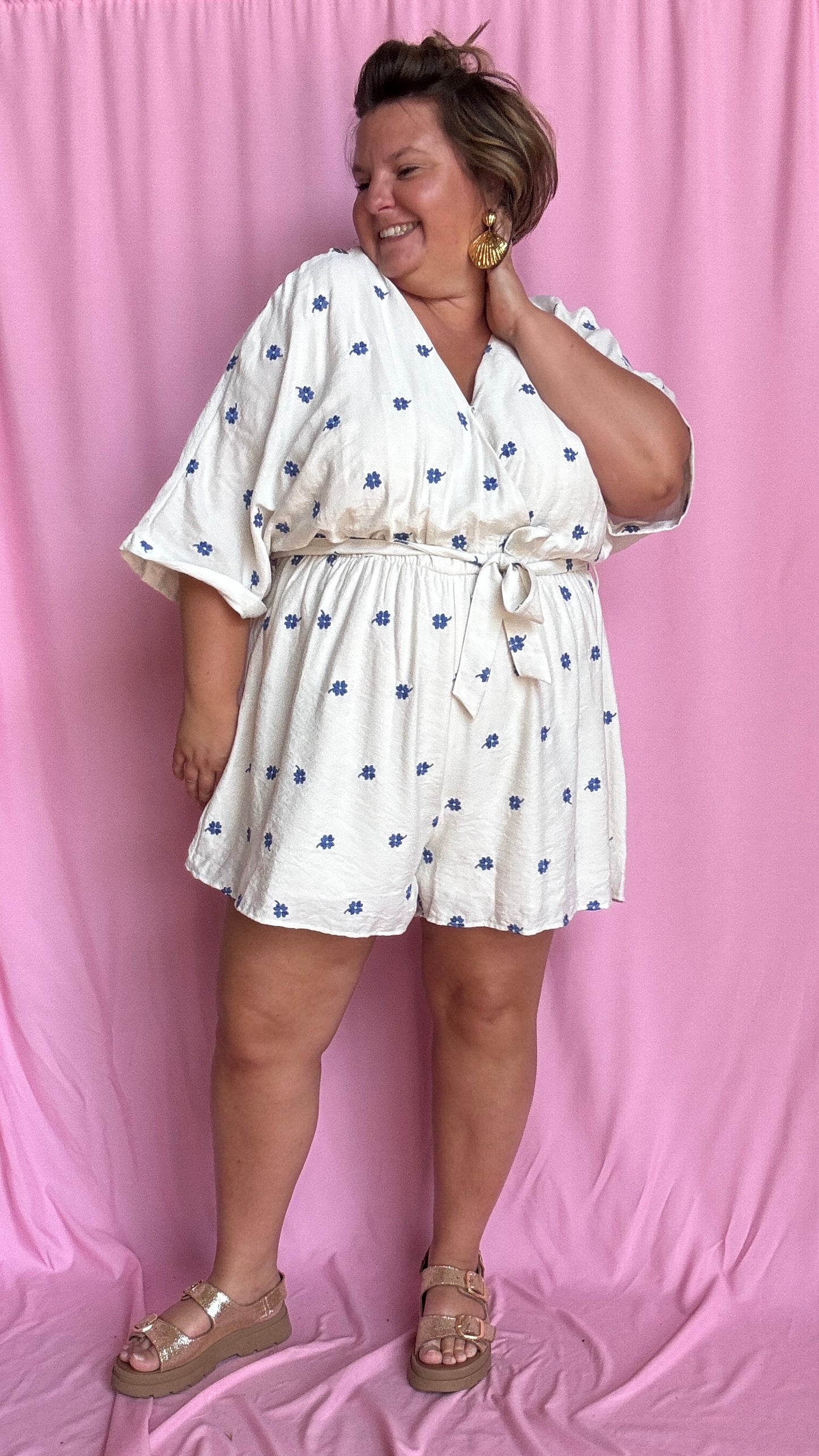 Un combishort grande taille blanc motif pâquerettes bleu ultra frais et confortable, parfait pour les beaux jours