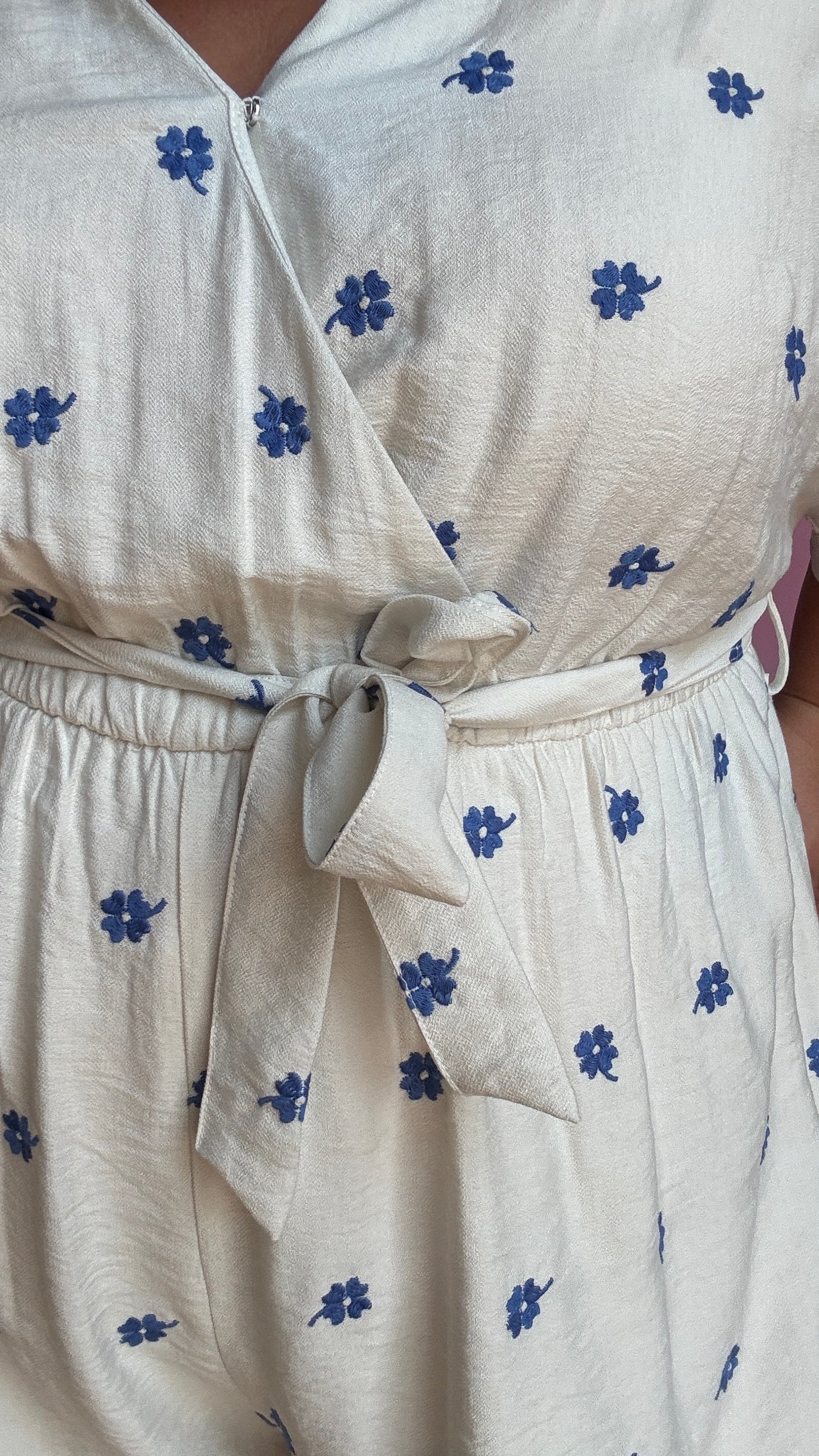 Un combishort grande taille blanc motif pâquerettes bleu ultra frais et confortable, parfait pour les beaux jours