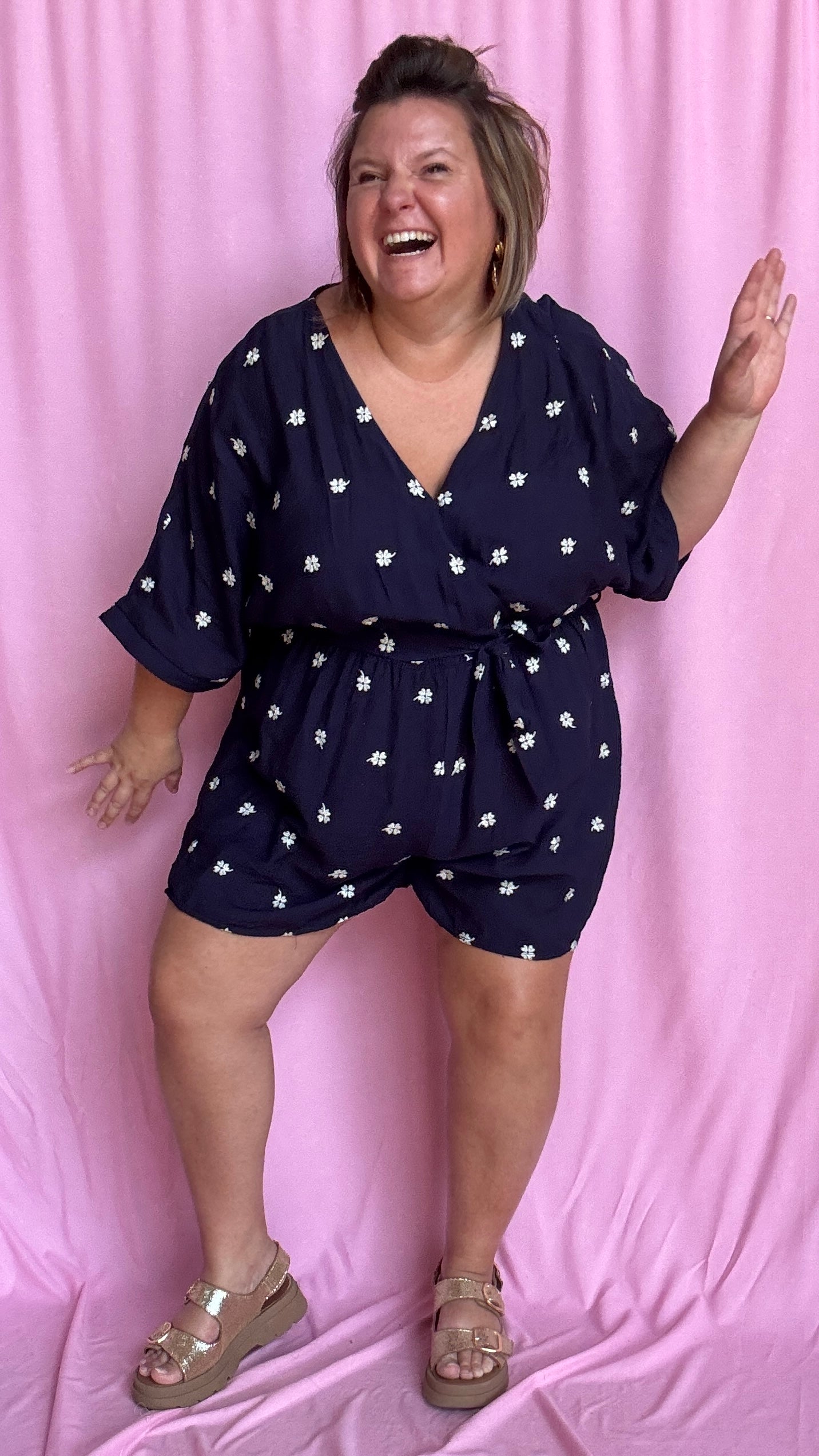 Un combishort grande taille bleu marine motif pâquerettes blanches ultra frais et confortable, parfait pour les beaux jours