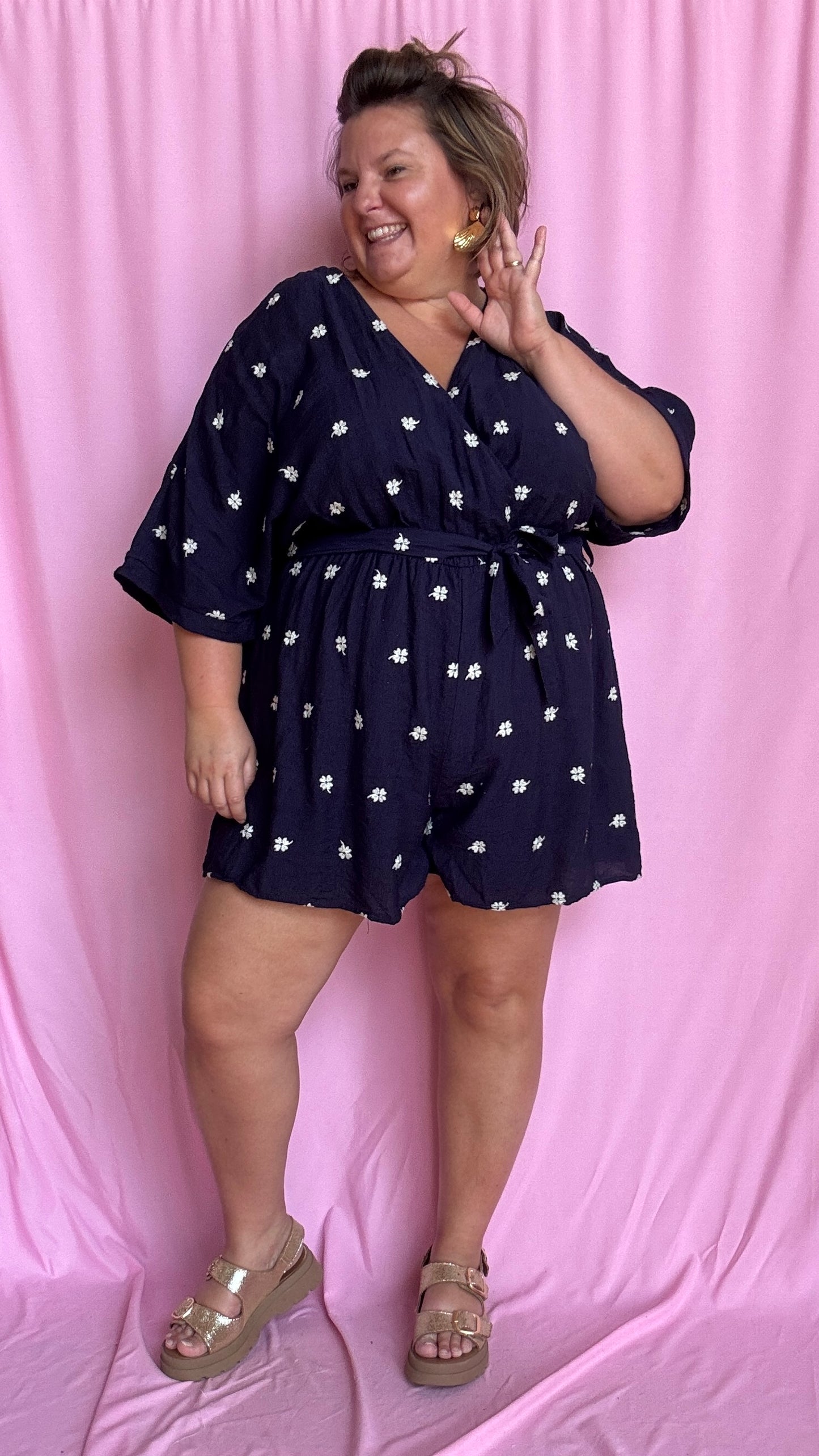 Un combishort grande taille bleu marine motif pâquerettes blanches ultra frais et confortable, parfait pour les beaux jours