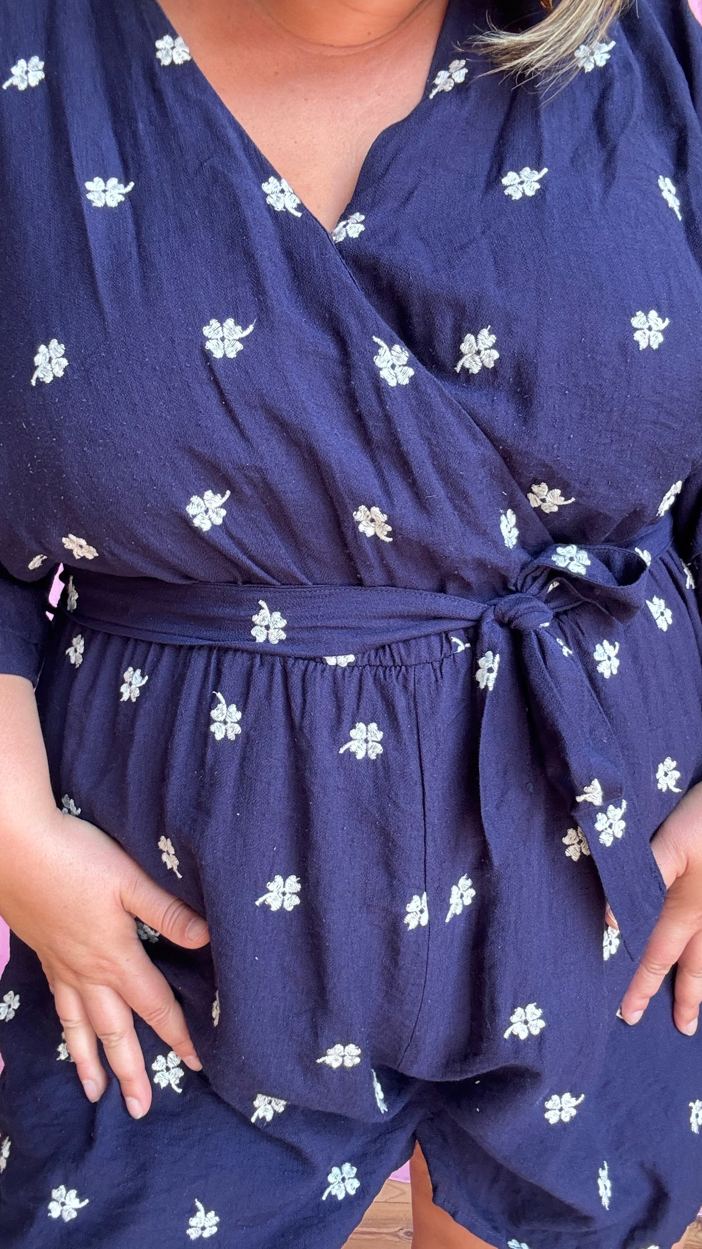 Un combishort grande taille bleu marine motif pâquerettes blanches ultra frais et confortable, parfait pour les beaux jours