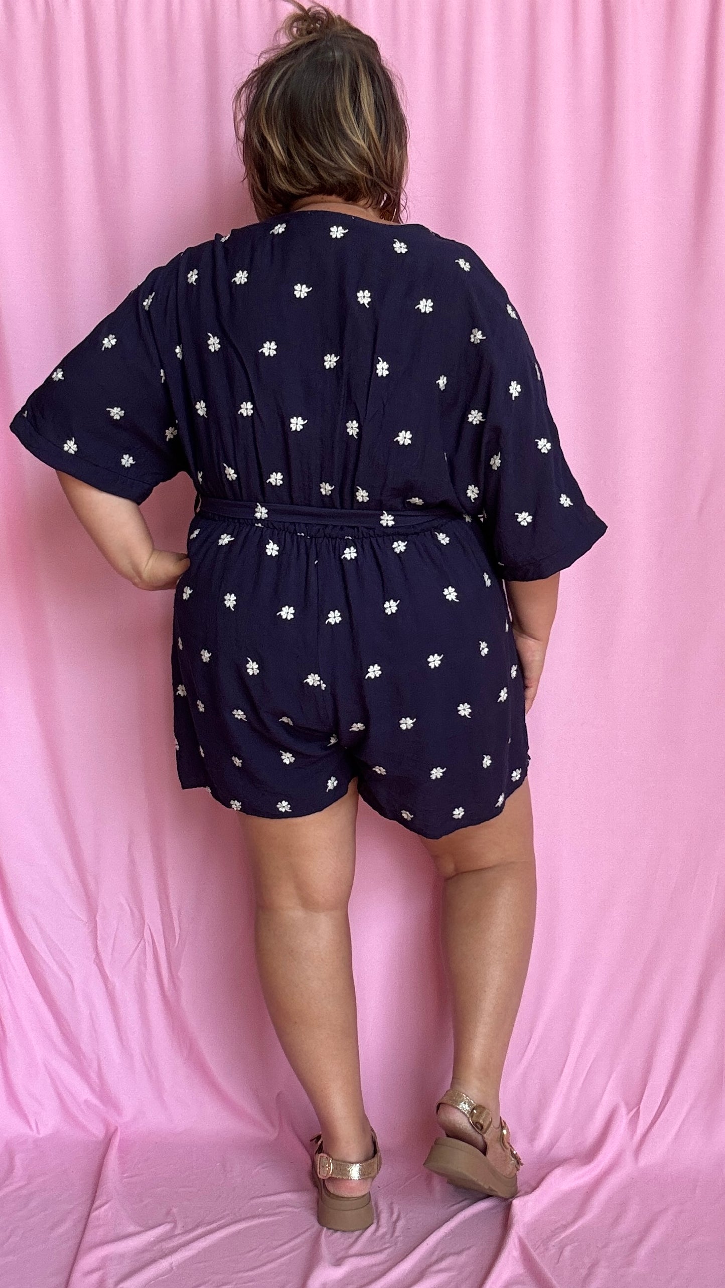 Un combishort grande taille bleu marine motif pâquerettes blanches ultra frais et confortable, parfait pour les beaux jours