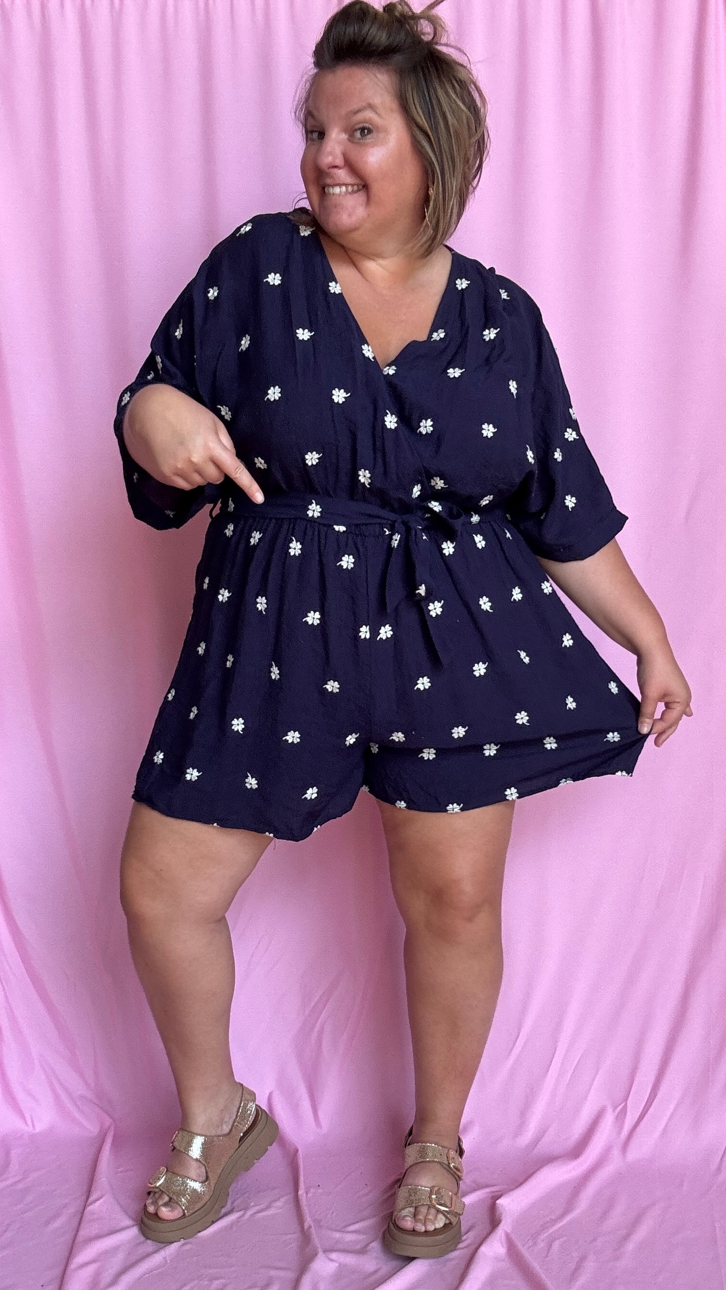 Un combishort grande taille bleu marine motif pâquerettes blanches ultra frais et confortable, parfait pour les beaux jours