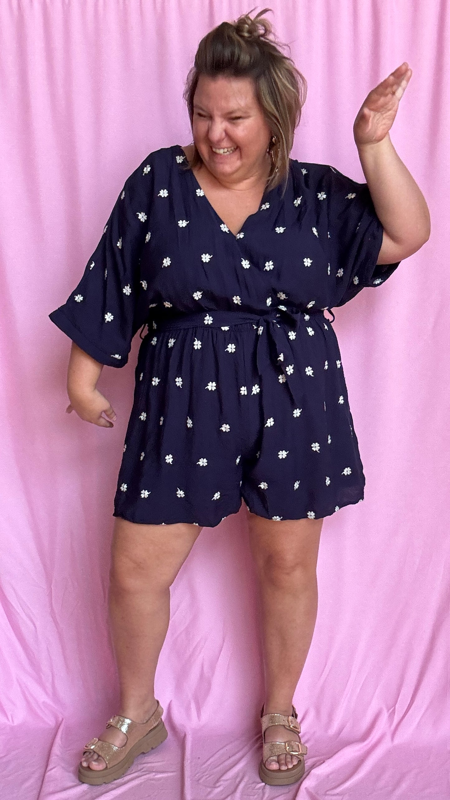 Un combishort grande taille bleu marine motif pâquerettes blanches ultra frais et confortable, parfait pour les beaux jours