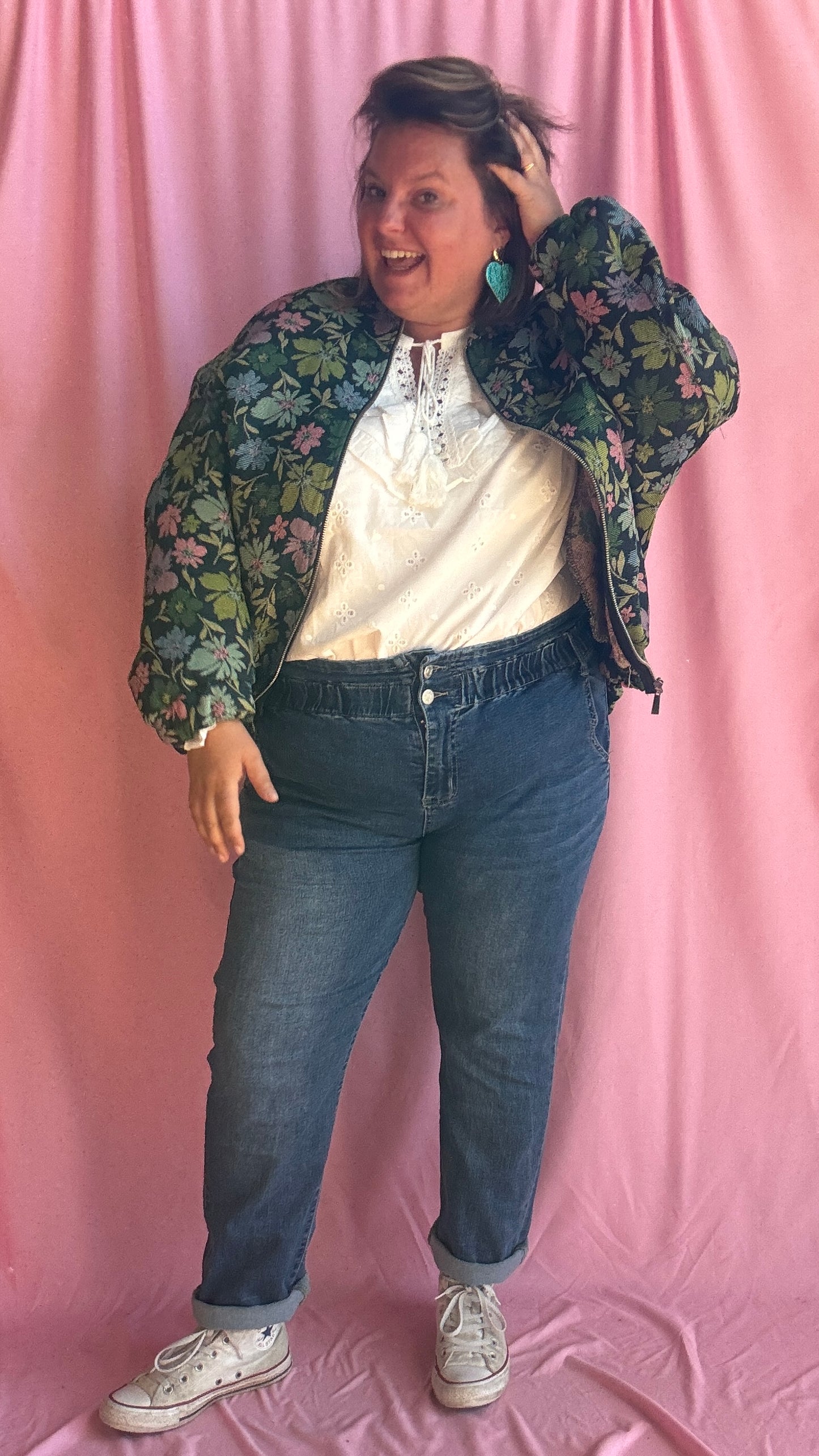 Adoptez ce jean grande taille foncé taille haute aussi stylé que confortable, parfait pour toutes vos envies mode du quotidien.