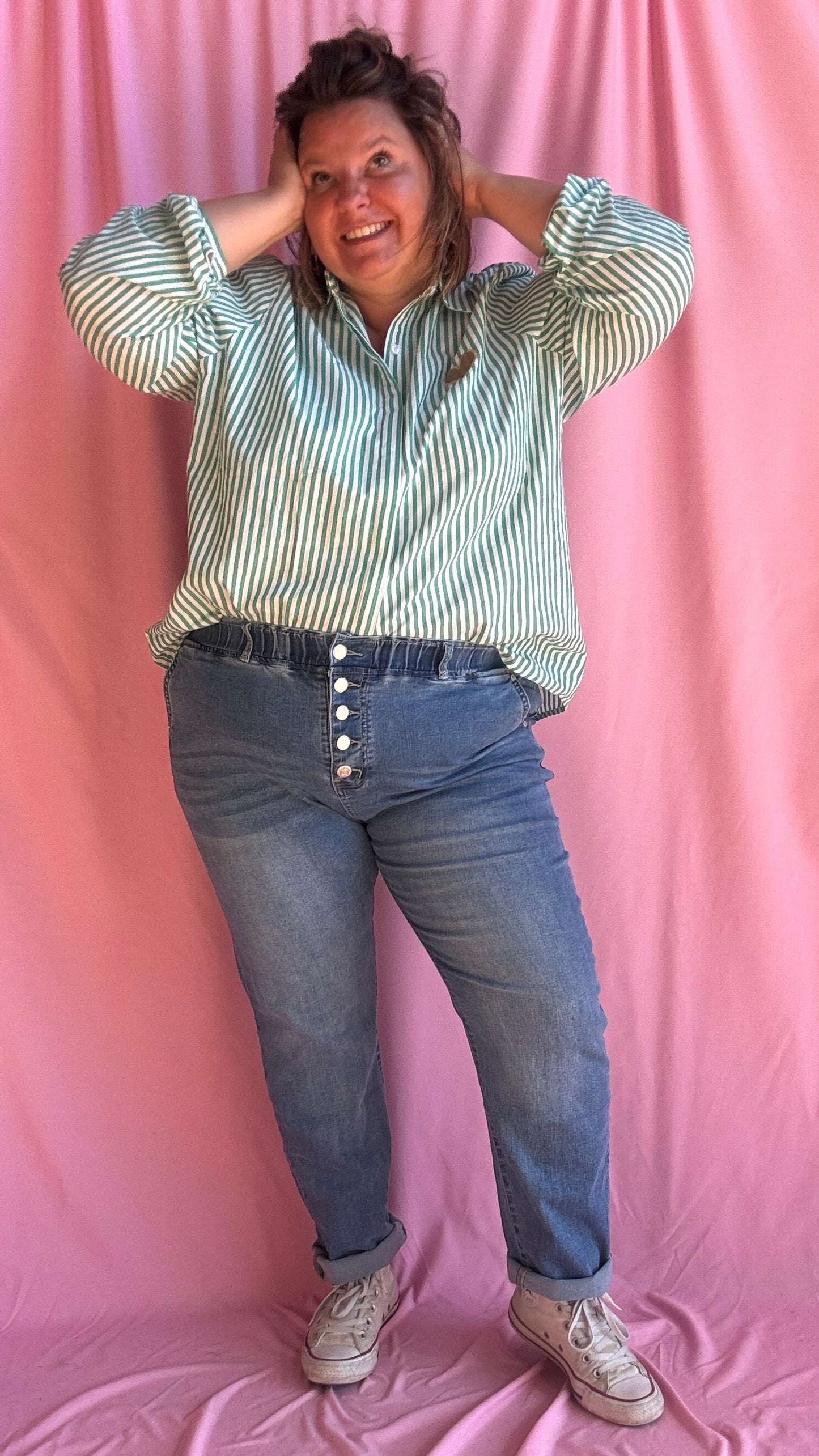 Découvrez le jean grande taille clair parfait pour allier confort, maintien et style. Sa taille haute avec large bandeau élastique et ses 5 boutons apparents assurent un maintien optimal tout en sublimant la silhouette.